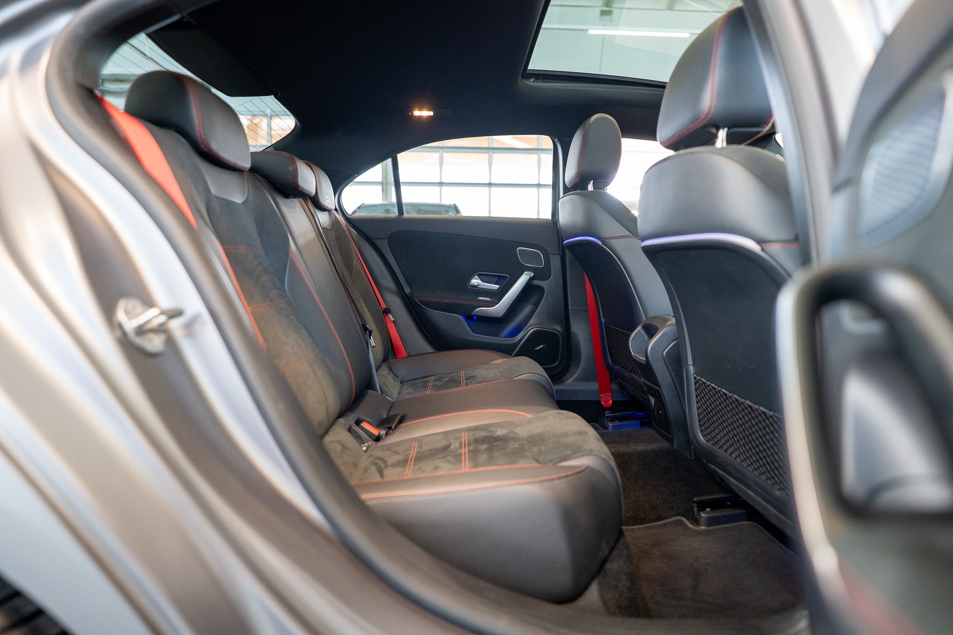 MERCEDES-BENZ A 35 AMG 4matic Limousine / Frozen Grey / Panorama-Schiebedach / Ambiente-beleuchtung-image-14