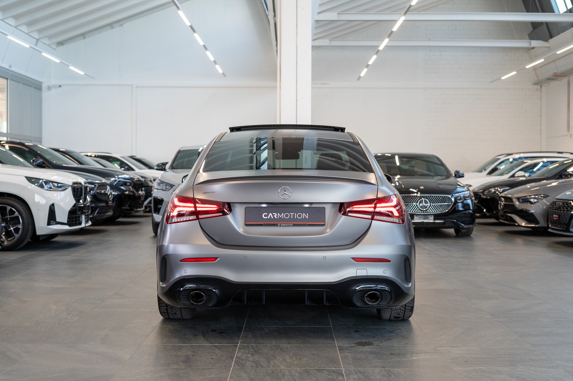 MERCEDES-BENZ A 35 AMG 4matic Limousine / Frozen Grey / Panorama-Schiebedach / Ambiente-beleuchtung-image-4