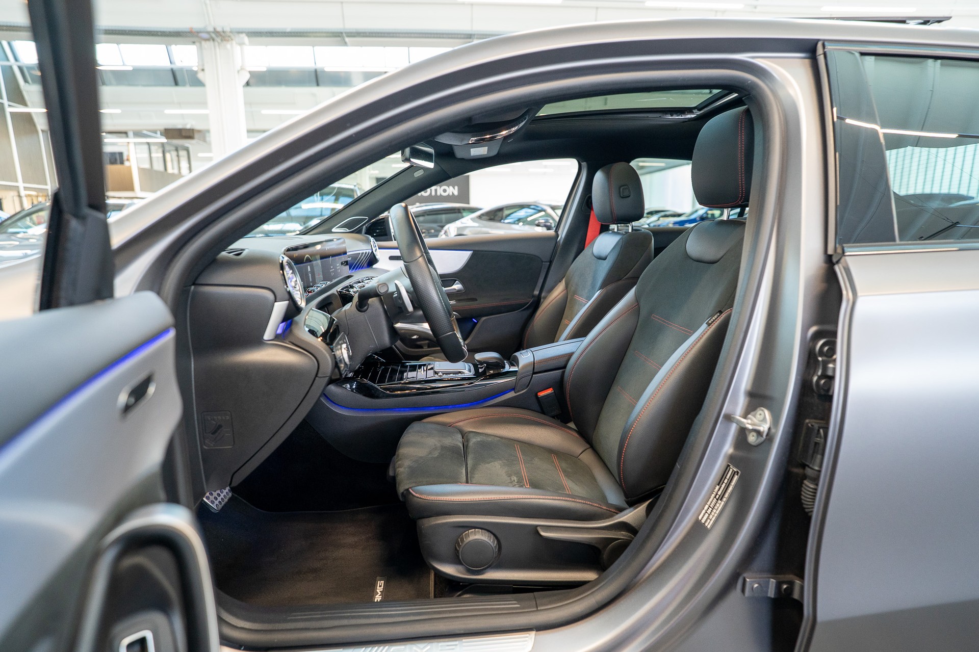 MERCEDES-BENZ A 35 AMG 4matic Limousine / Frozen Grey / Panorama-Schiebedach / Ambiente-beleuchtung-image-11