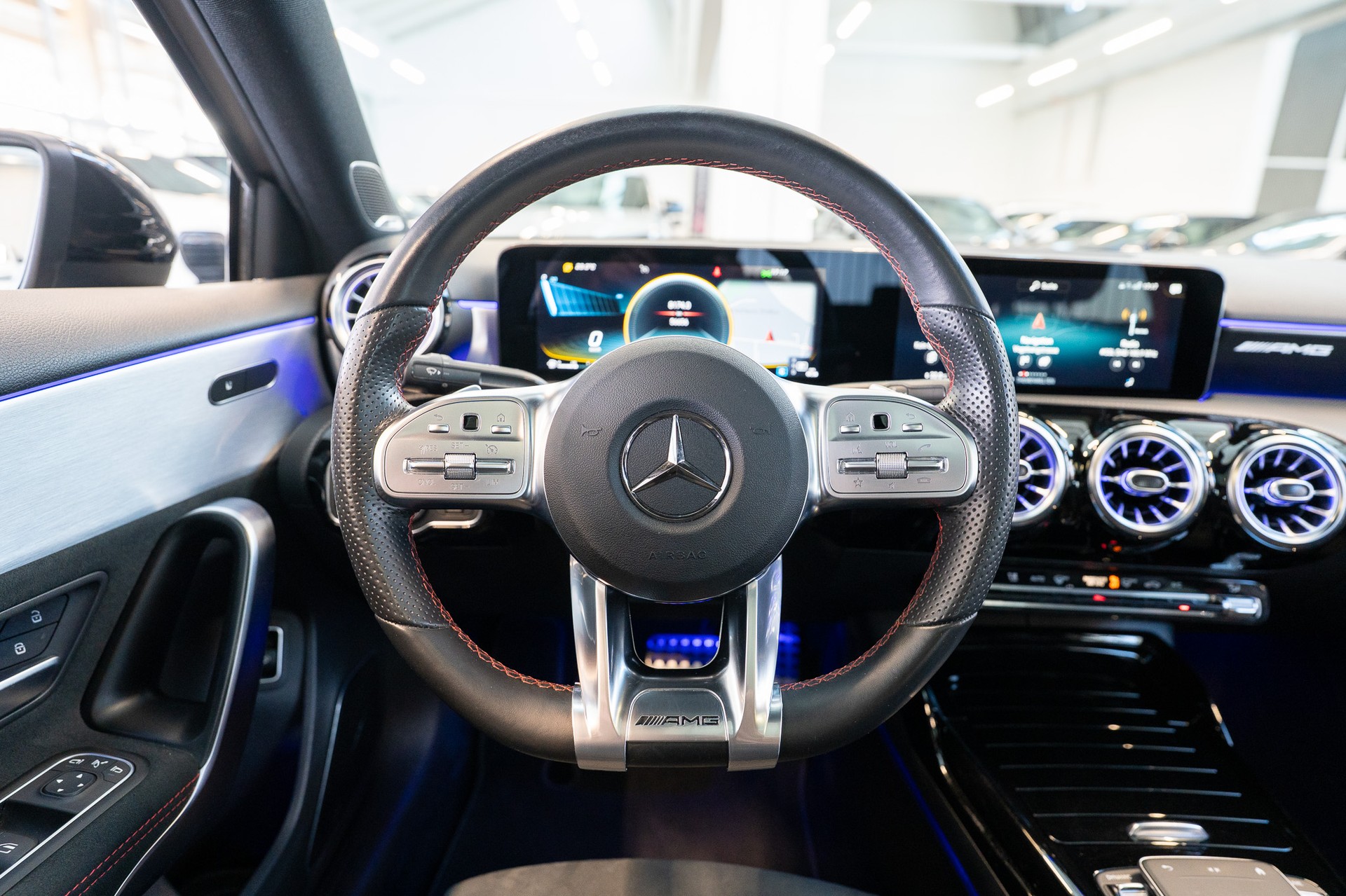 MERCEDES-BENZ A 35 AMG 4matic Limousine / Frozen Grey / Panorama-Schiebedach / Ambiente-beleuchtung-image-18