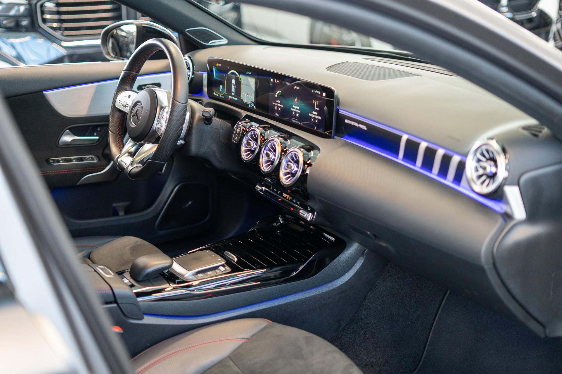 MERCEDES-BENZ A 35 AMG 4matic Limousine / Frozen Grey / Panorama-Schiebedach / Ambiente-beleuchtung-image-16