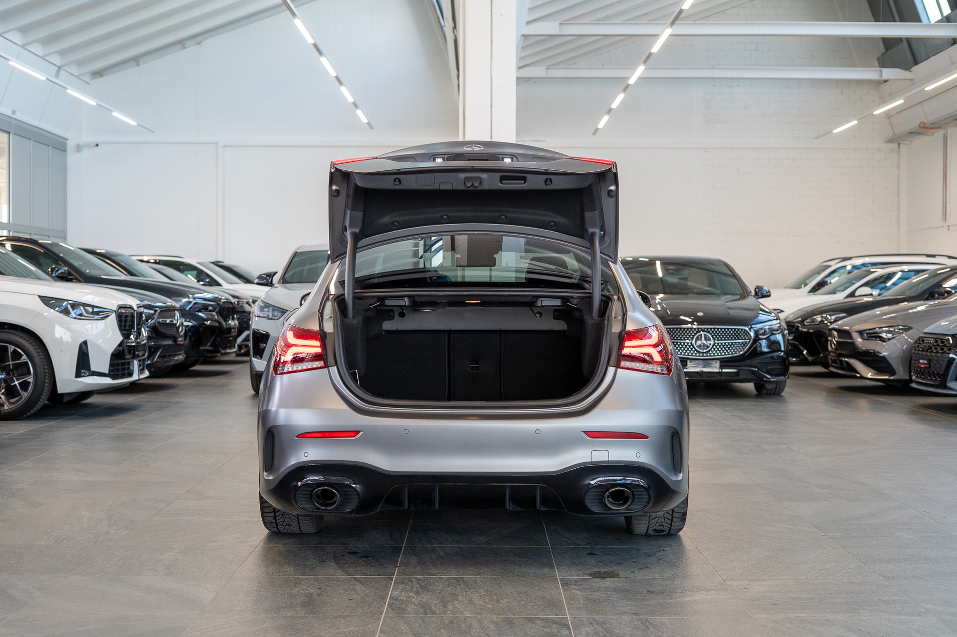 MERCEDES-BENZ A 35 AMG 4matic Limousine / Frozen Grey / Panorama-Schiebedach / Ambiente-beleuchtung-image-5