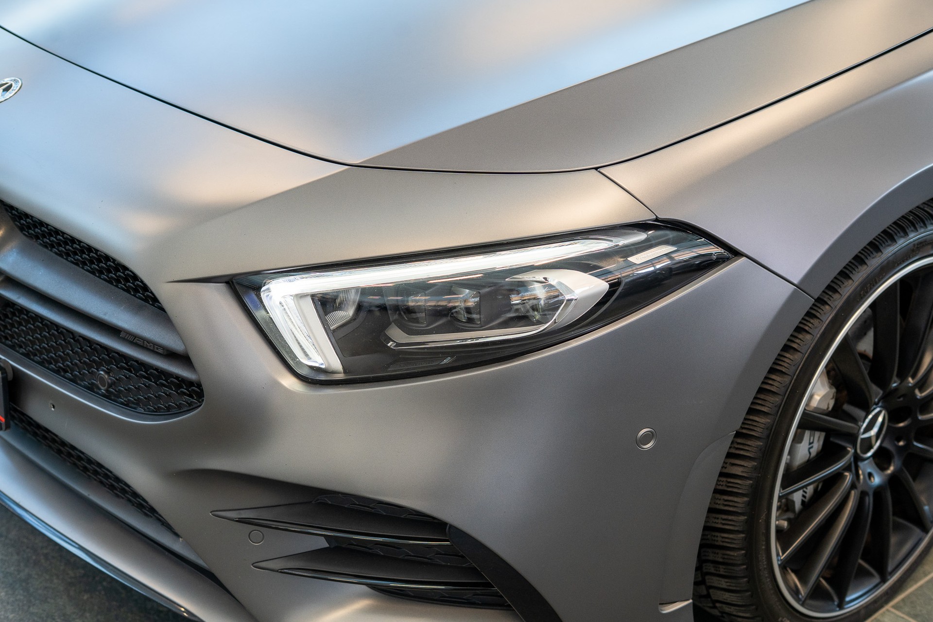 MERCEDES-BENZ A 35 AMG 4matic Limousine / Frozen Grey / Panorama-Schiebedach / Ambiente-beleuchtung-image-8