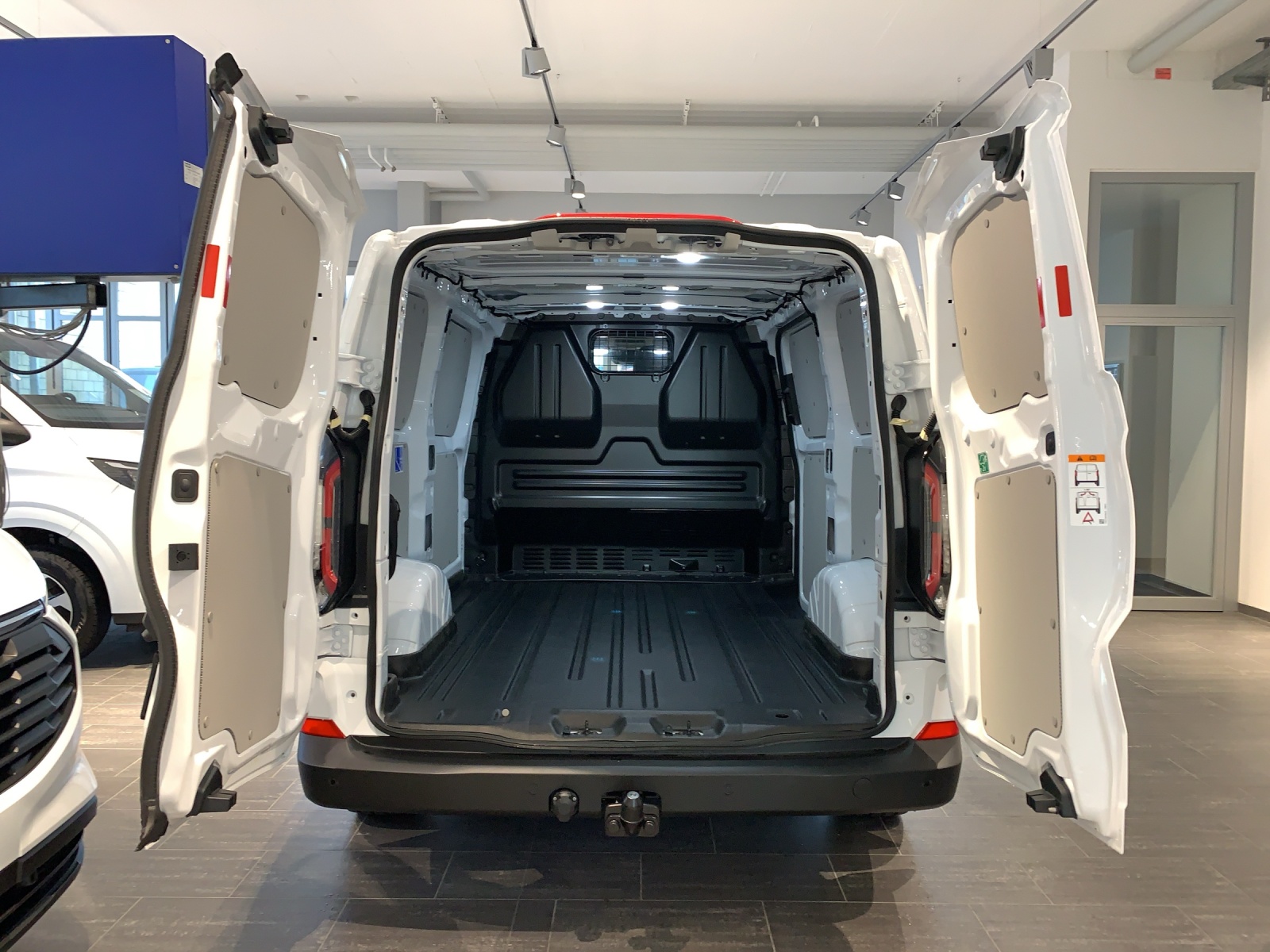 FORD E-Transit C Van 320 L1 Trend-image-7