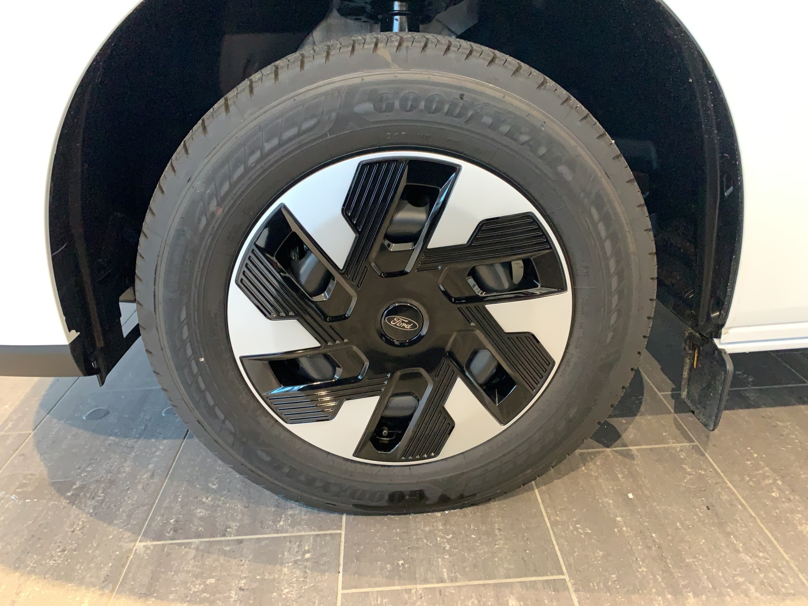 FORD E-Transit C Van 320 L1 Trend-image-8