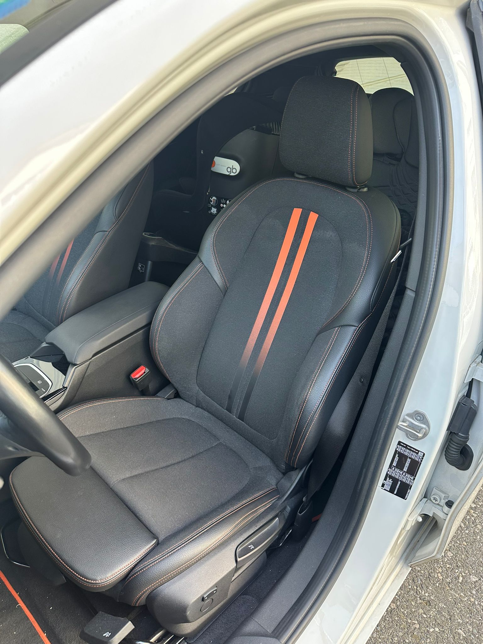 BMW 118i Steptronic-showroom-element-3