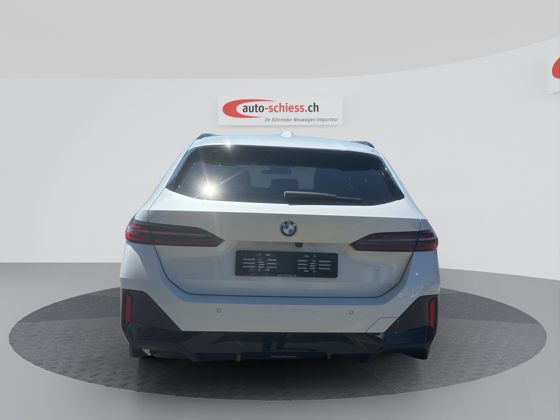 BMW 520d M Sport Pro Schadow sDrive Touring Steptronic-showroom-element-3
