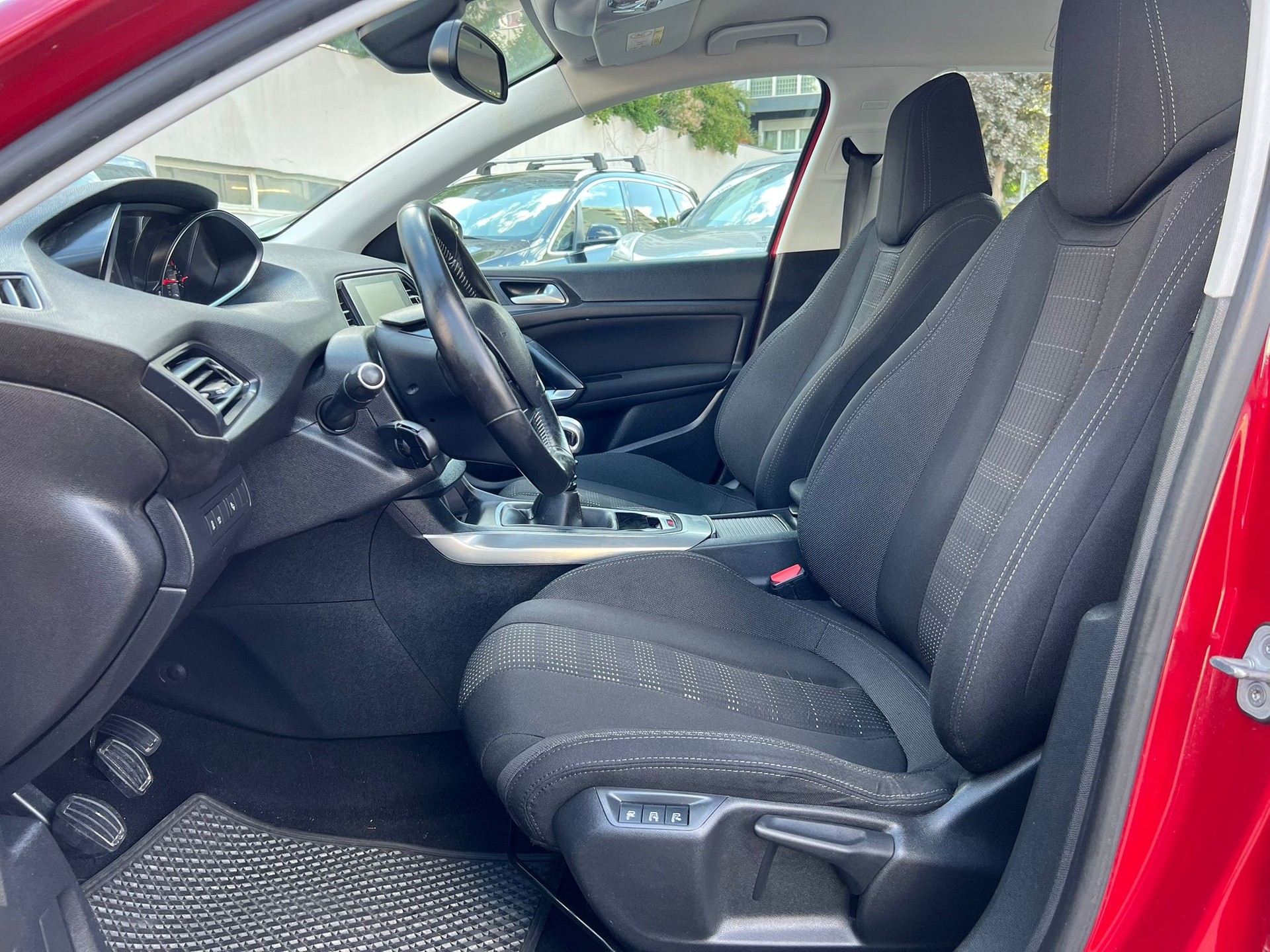 PEUGEOT 308 SW 1.2 THP Active-image-3