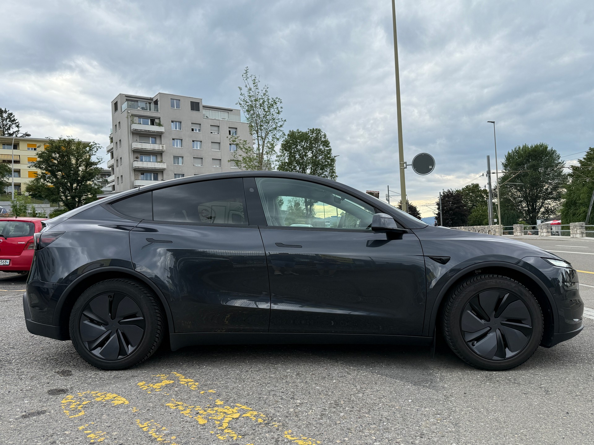 TESLA Model Y Long Range AWD Stealth Grey-showroom-element-2