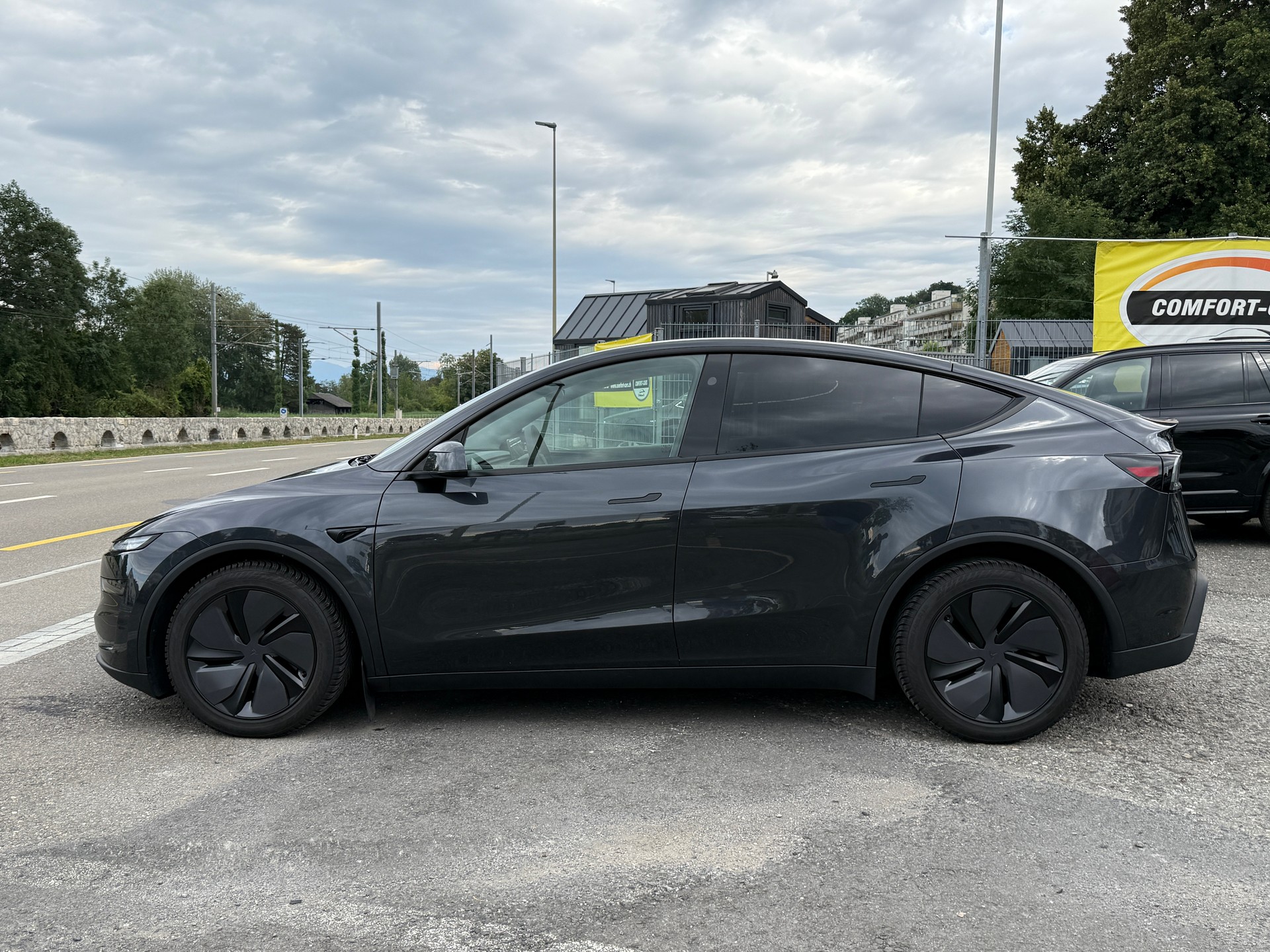 TESLA Model Y Long Range AWD Stealth Grey-image-6