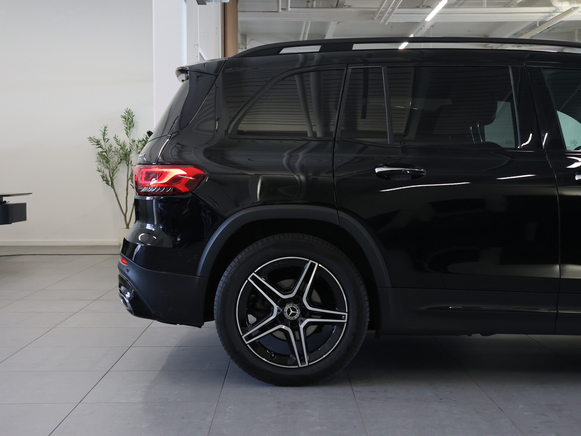 MERCEDES-BENZ GLB 200 d 4Matic AMG Line 8G-Tronic *WERKSGARANTIE 06.2027*-image-6