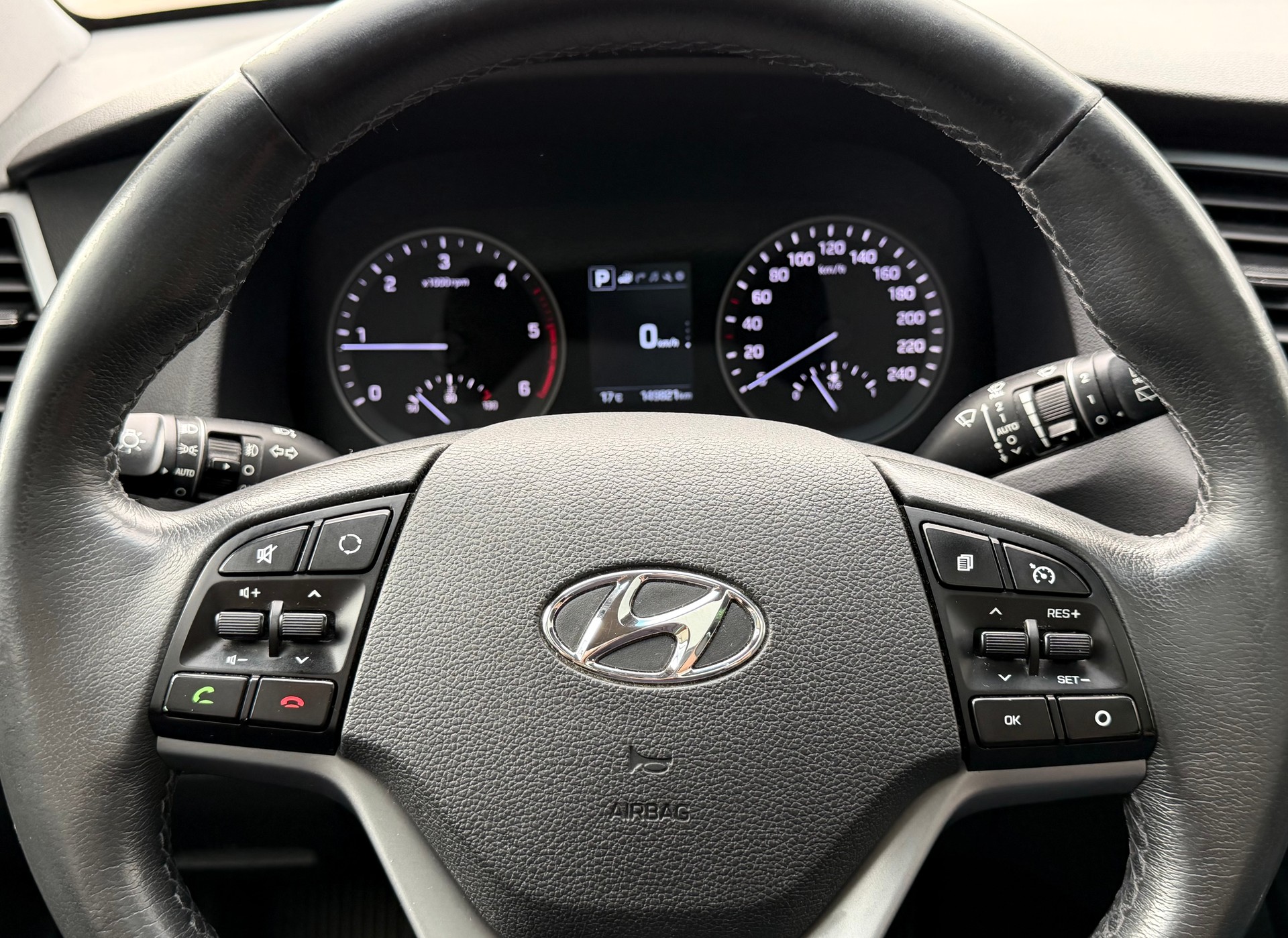 HYUNDAI Tucson 2.0 CRDI Vertex 4WD Automatic / PANORAMADACH / KAMERA / 8 FACH / FRISCH AB MFK-image-13