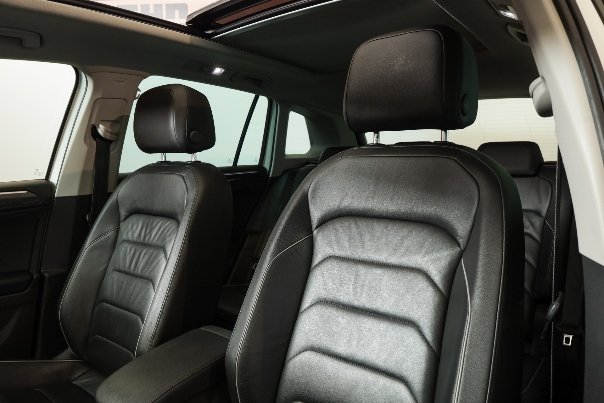 VW Tiguan 2.0 TDI SCR Highline 4Motion DSG 240 ch • Attelage orientable • Toit panoramique-image-14
