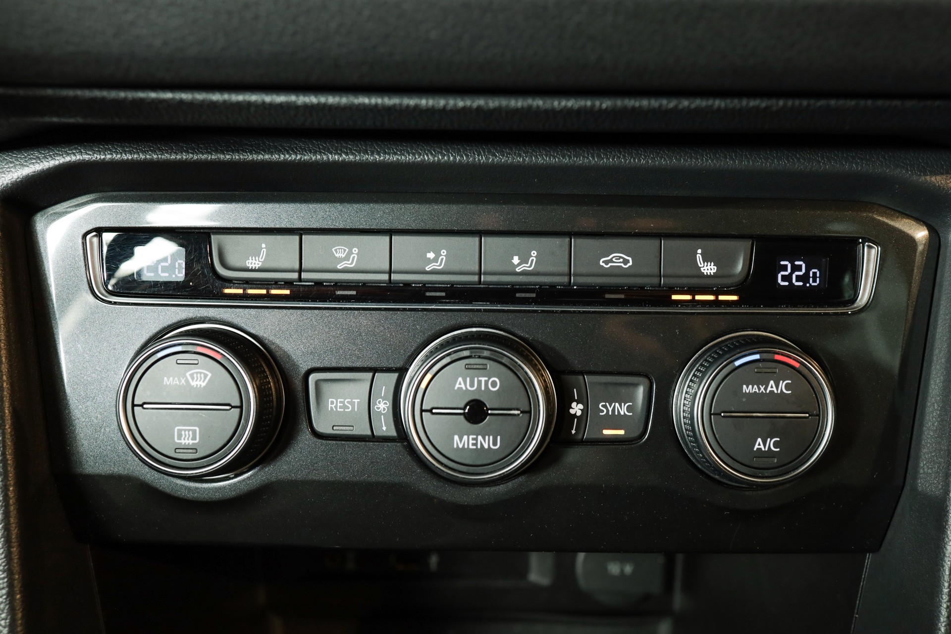 VW Tiguan 2.0 TDI SCR Highline 4Motion DSG 240 ch • Attelage orientable • Toit panoramique-image-28