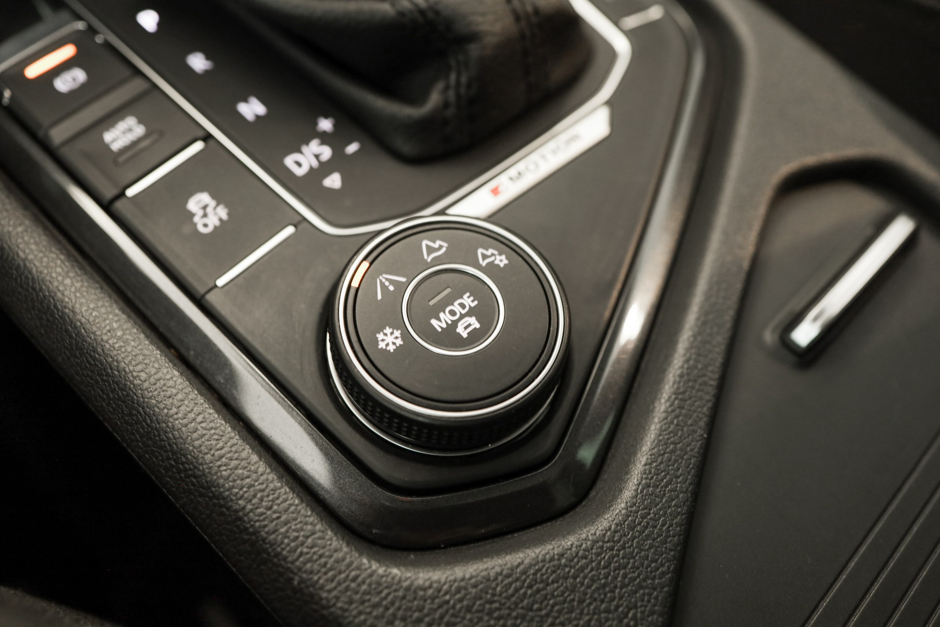 VW Tiguan 2.0 TDI SCR Highline 4Motion DSG 240 ch • Attelage orientable • Toit panoramique-image-17