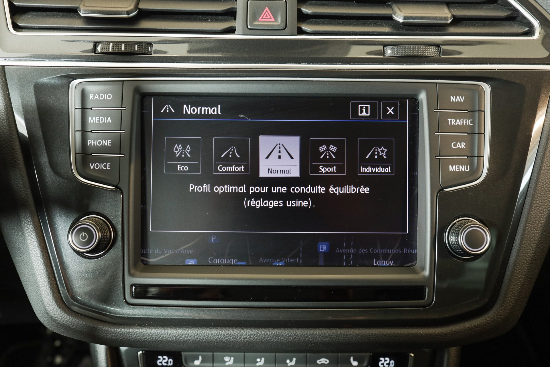 VW Tiguan 2.0 TDI SCR Highline 4Motion DSG 240 ch • Attelage orientable • Toit panoramique-image-29
