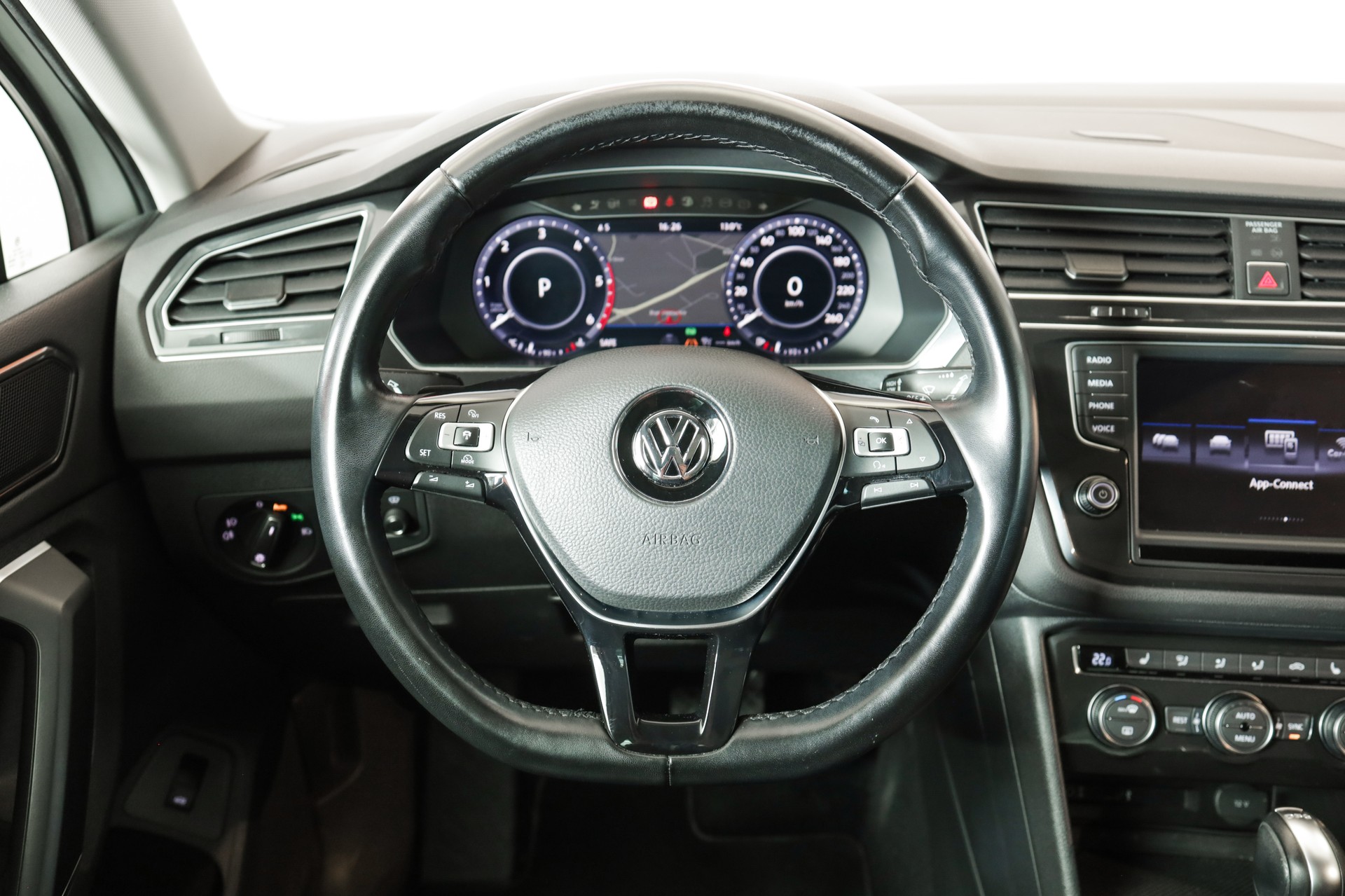 VW Tiguan 2.0 TDI SCR Highline 4Motion DSG 240 ch • Attelage orientable • Toit panoramique-image-11