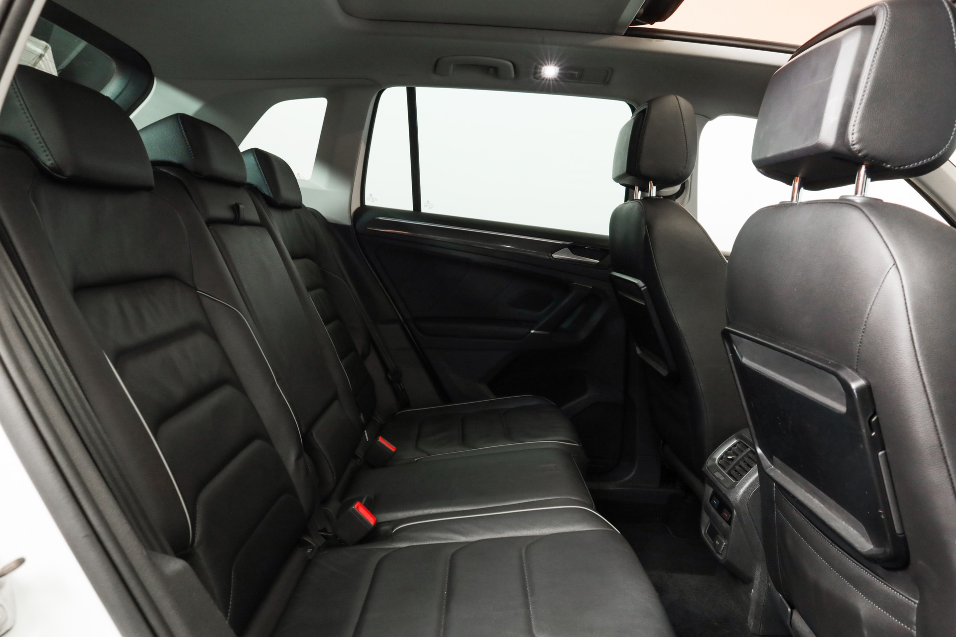 VW Tiguan 2.0 TDI SCR Highline 4Motion DSG 240 ch • Attelage orientable • Toit panoramique-image-13