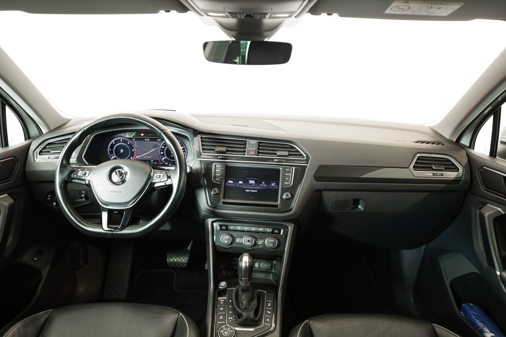 VW Tiguan 2.0 TDI SCR Highline 4Motion DSG 240 ch • Attelage orientable • Toit panoramique-image-10