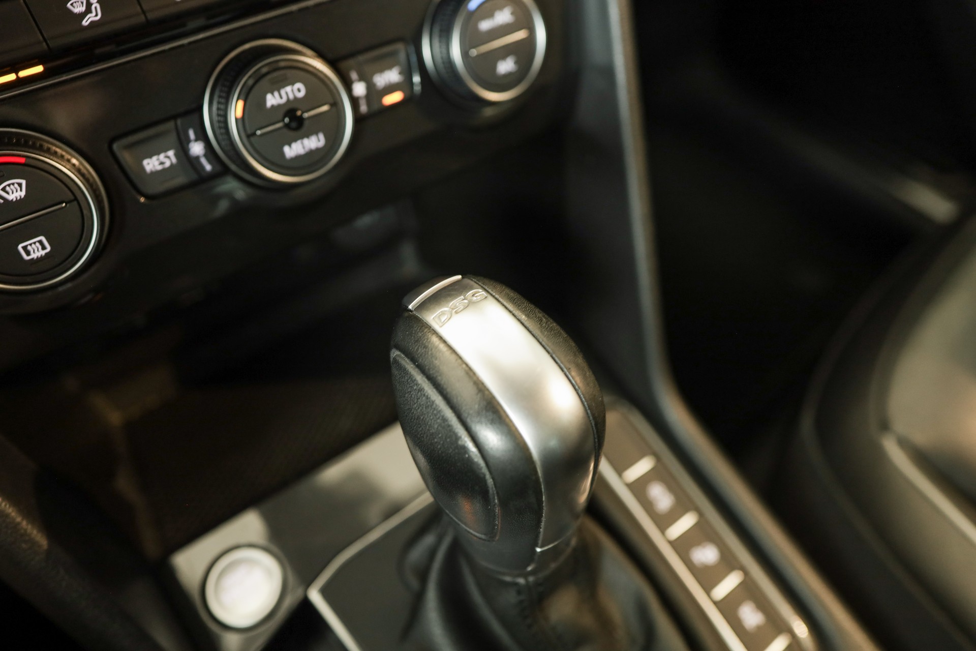 VW Tiguan 2.0 TDI SCR Highline 4Motion DSG 240 ch • Attelage orientable • Toit panoramique-image-18