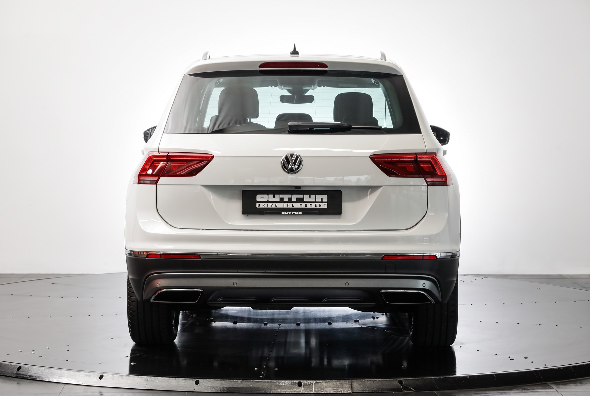 VW Tiguan 2.0 TDI SCR Highline 4Motion DSG 240 ch • Attelage orientable • Toit panoramique-showroom-element-2