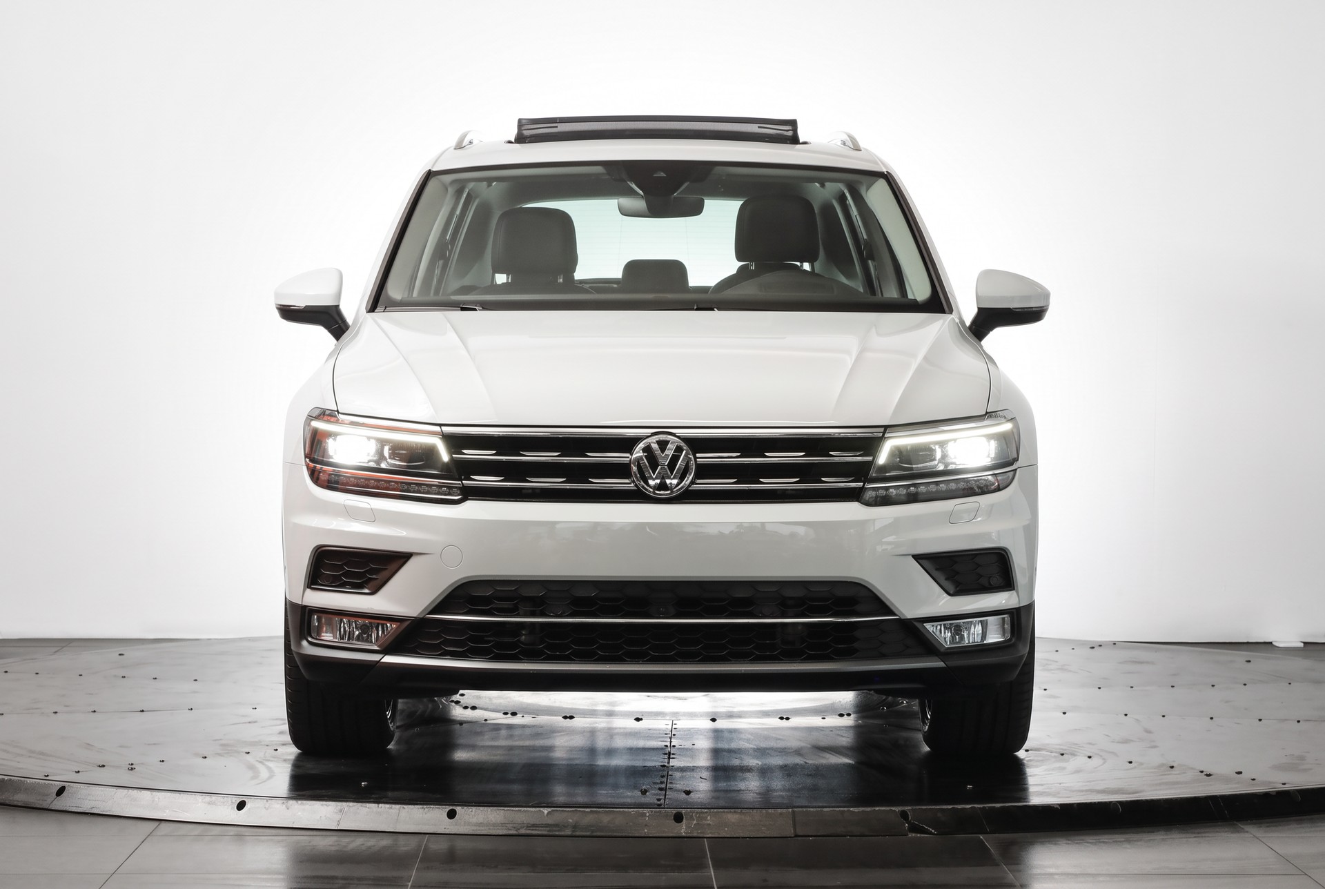 VW Tiguan 2.0 TDI SCR Highline 4Motion DSG 240 ch • Attelage orientable • Toit panoramique-showroom-element-1