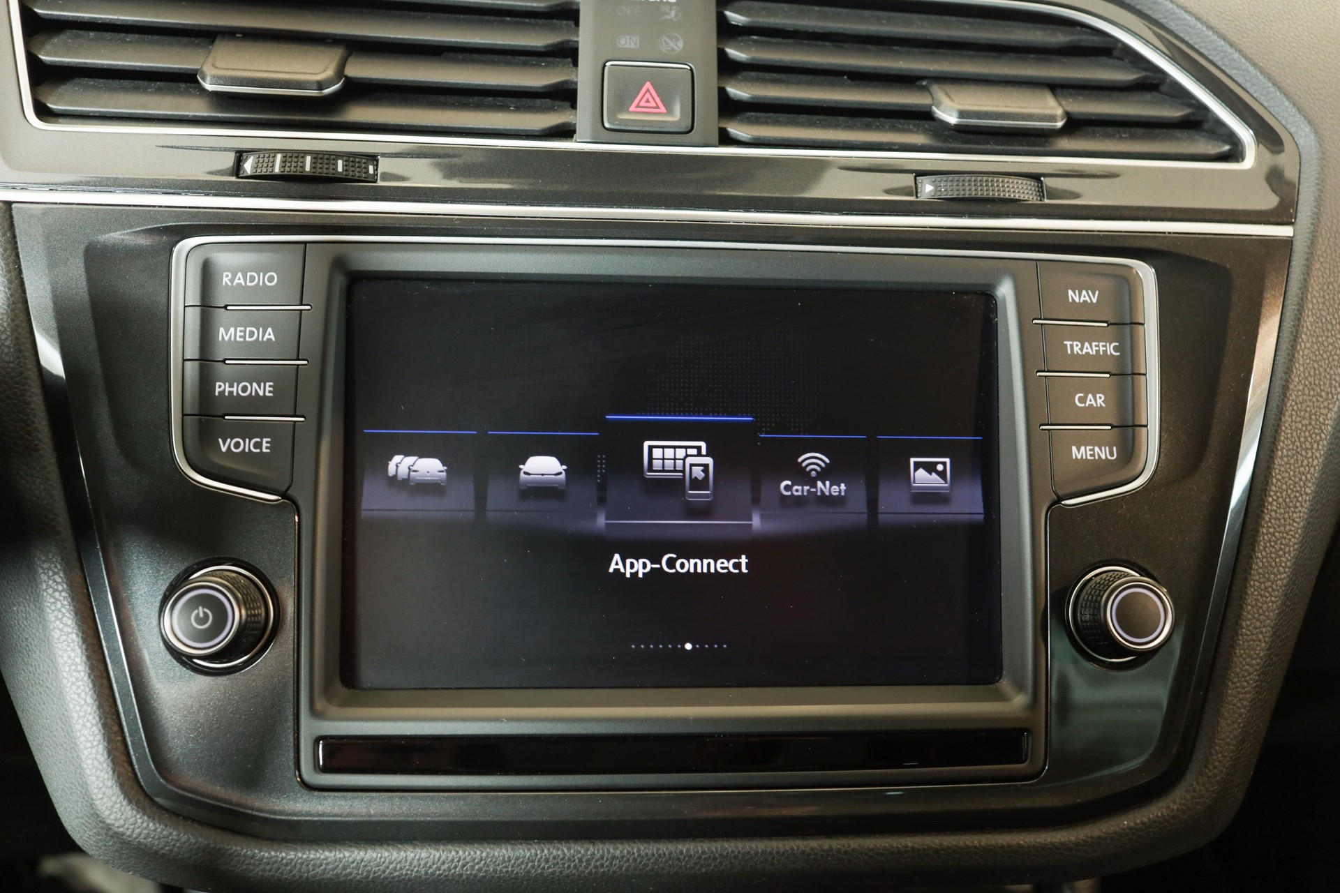 VW Tiguan 2.0 TDI SCR Highline 4Motion DSG 240 ch • Attelage orientable • Toit panoramique-image-25