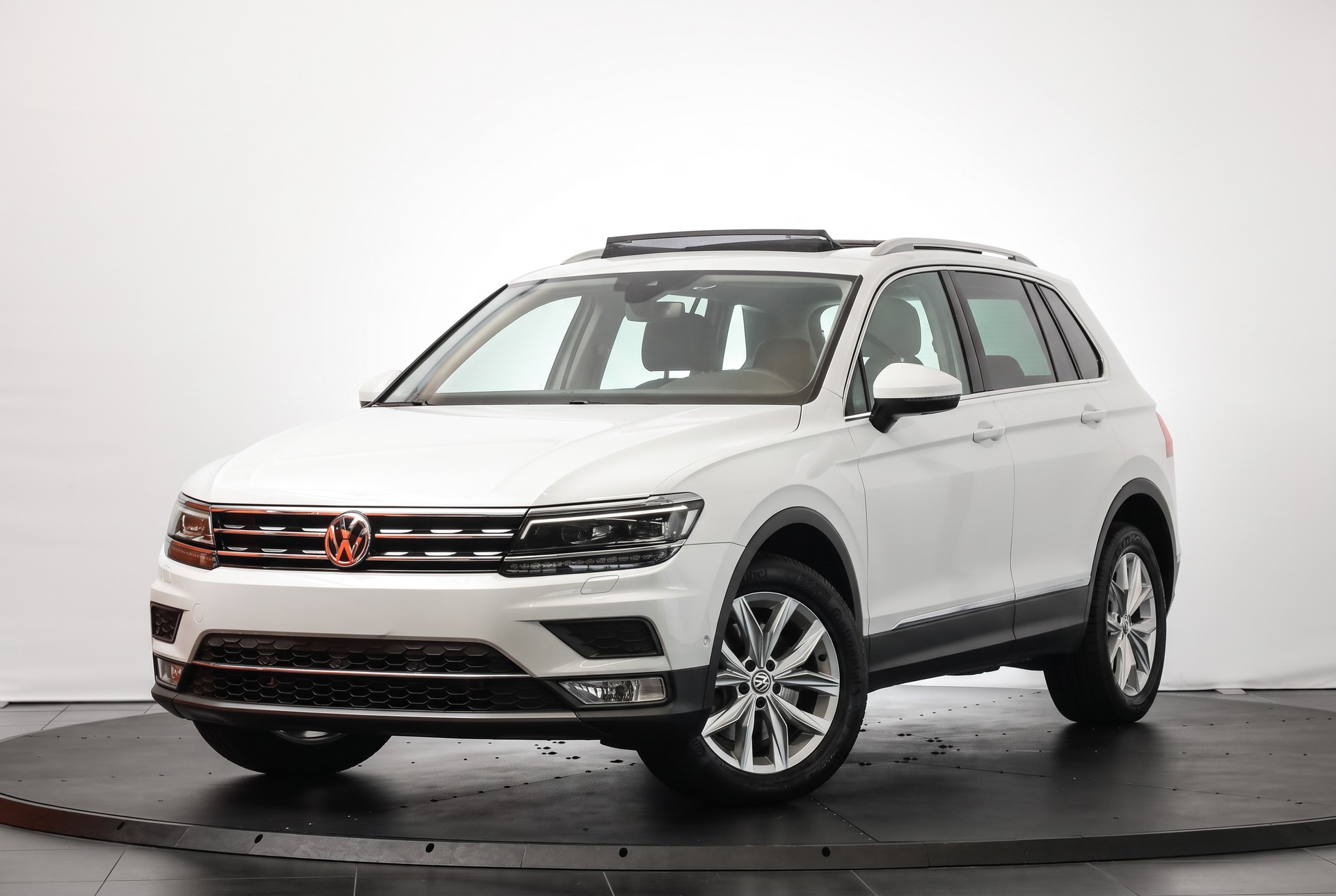 VW Tiguan 2.0 TDI SCR Highline 4Motion DSG 240 ch • Attelage orientable • Toit panoramique-showroom-element-3