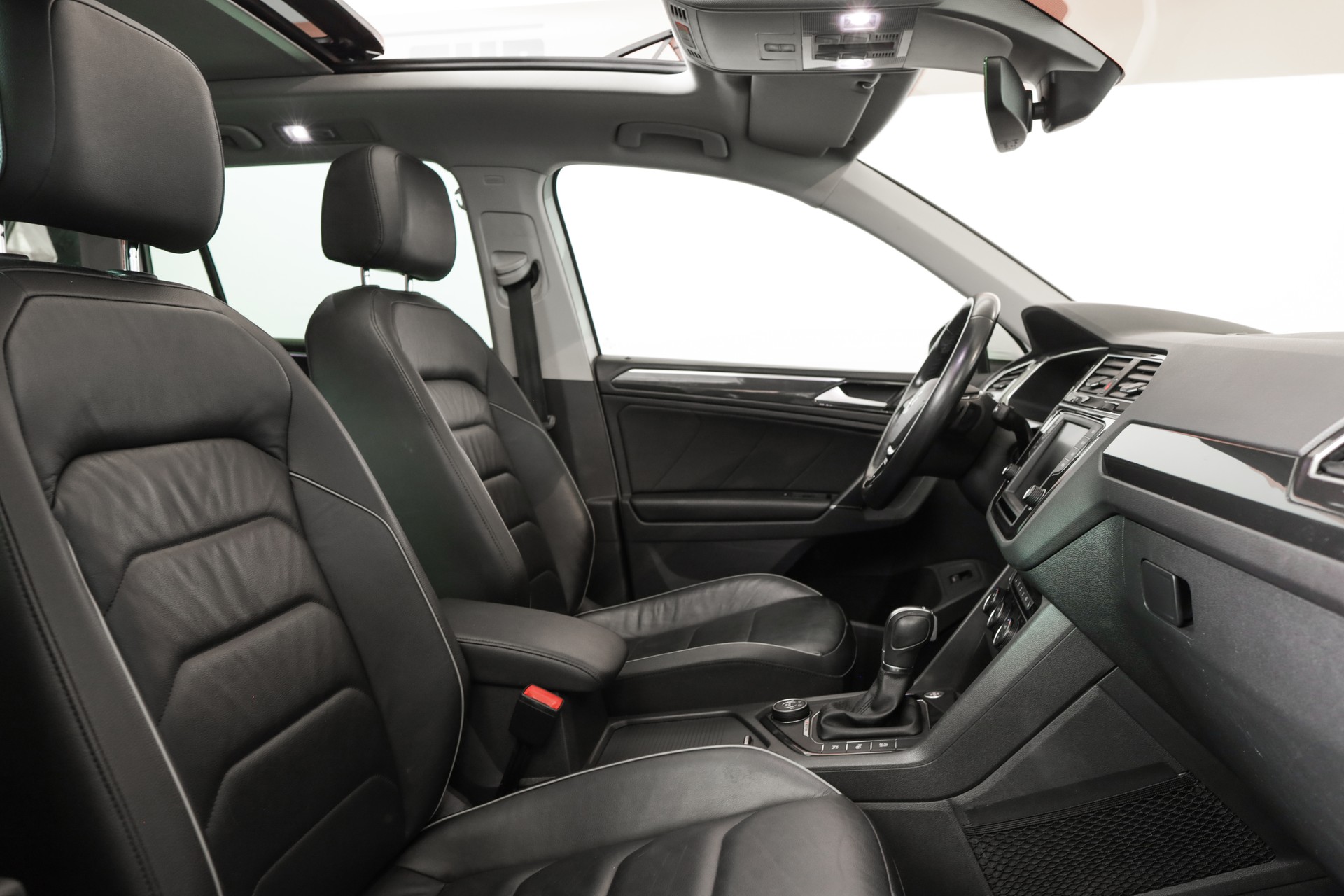VW Tiguan 2.0 TDI SCR Highline 4Motion DSG 240 ch • Attelage orientable • Toit panoramique-image-12