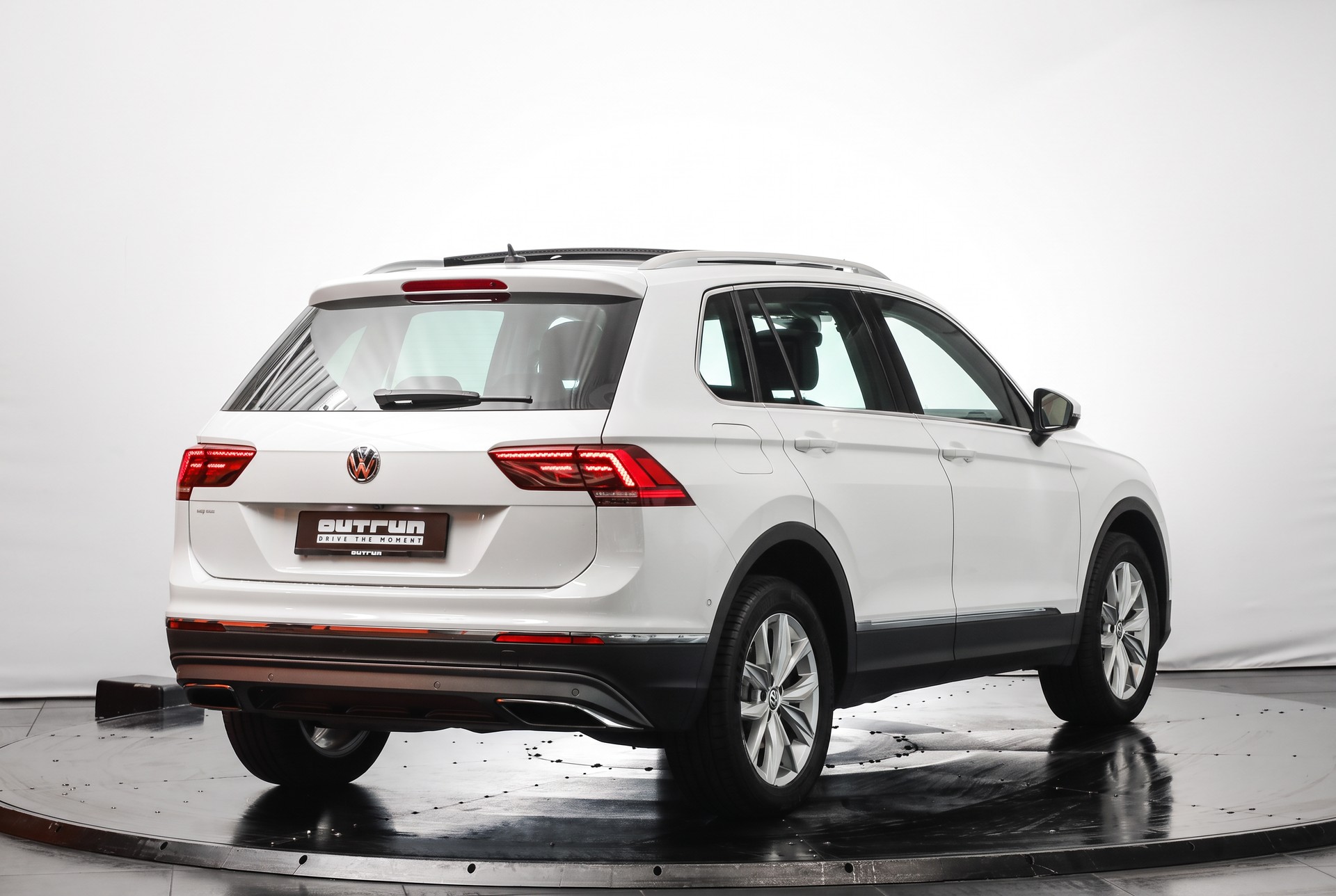 VW Tiguan 2.0 TDI SCR Highline 4Motion DSG 240 ch • Attelage orientable • Toit panoramique-image-4