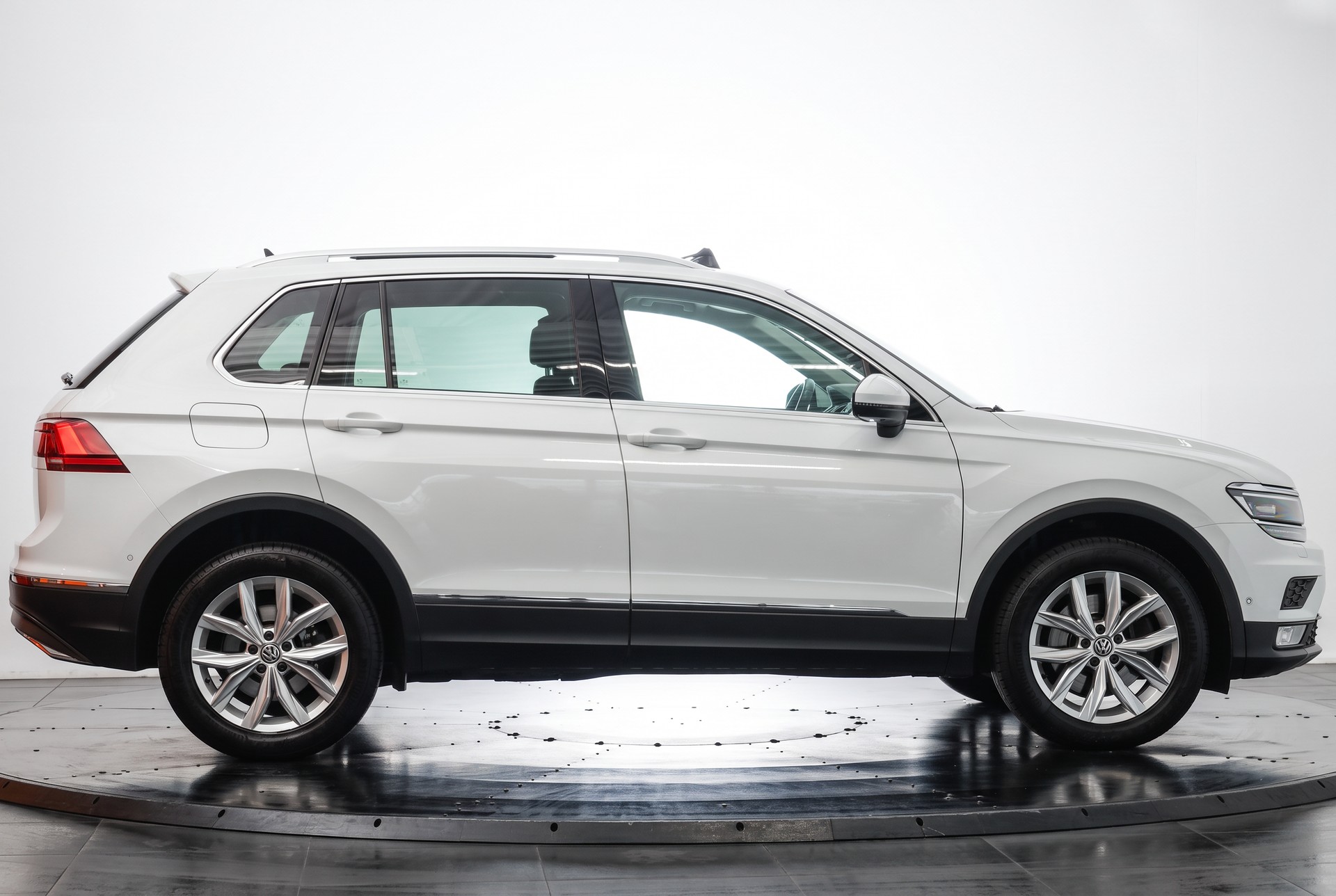 VW Tiguan 2.0 TDI SCR Highline 4Motion DSG 240 ch • Attelage orientable • Toit panoramique-image-5