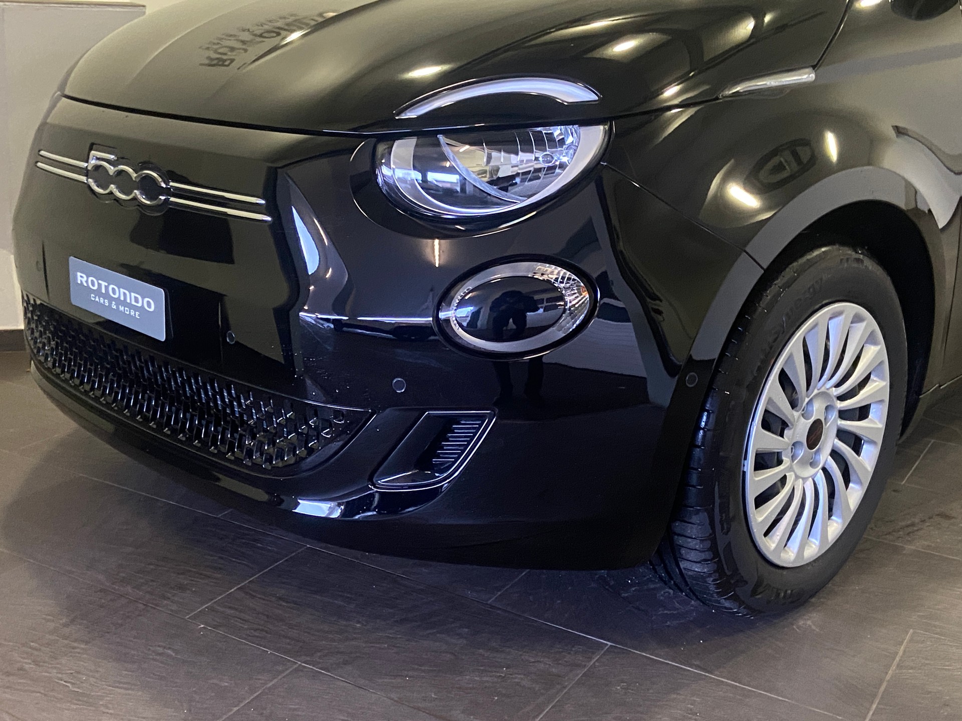 FIAT 500 C electric 87 kW Red-showroom-element-2