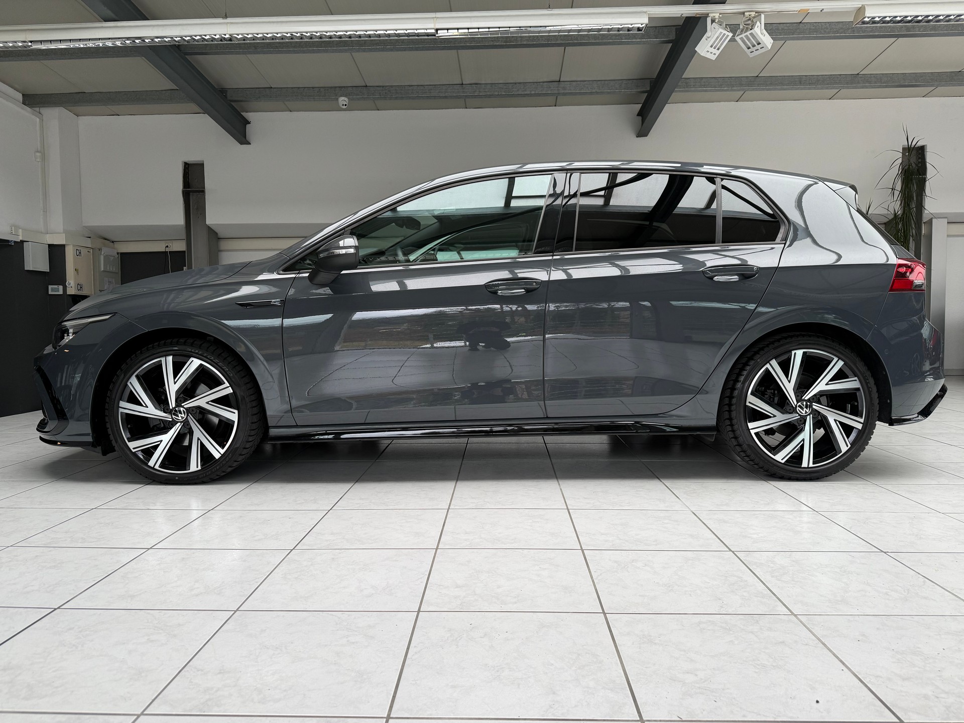 VW Golf 2.0 TDI R-Line DSG-image-1