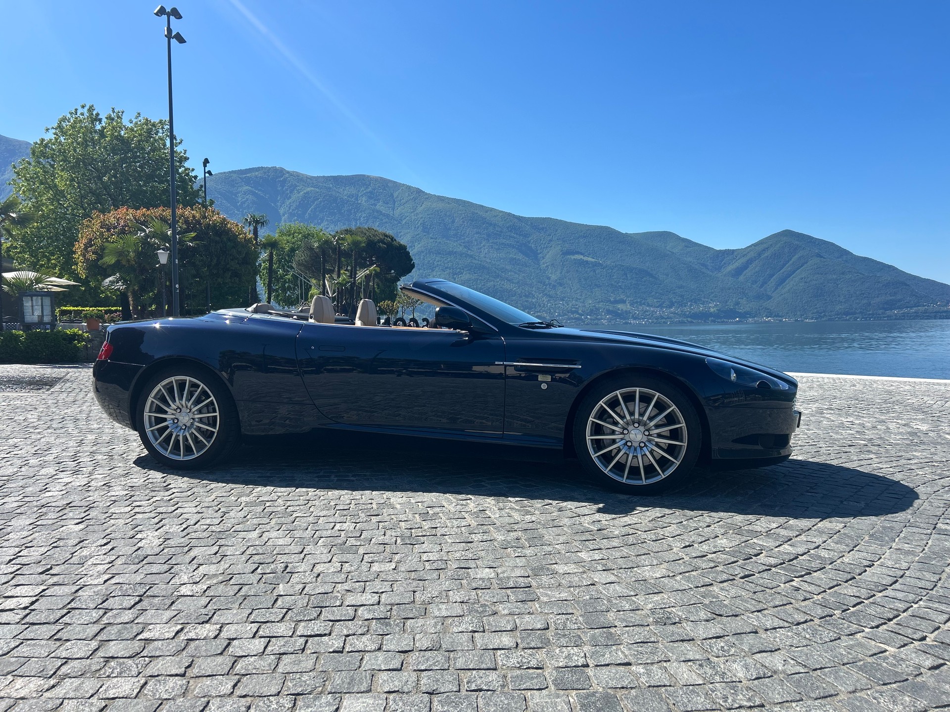 ASTON MARTIN DB9 Volante Touchtronic 2-image-1