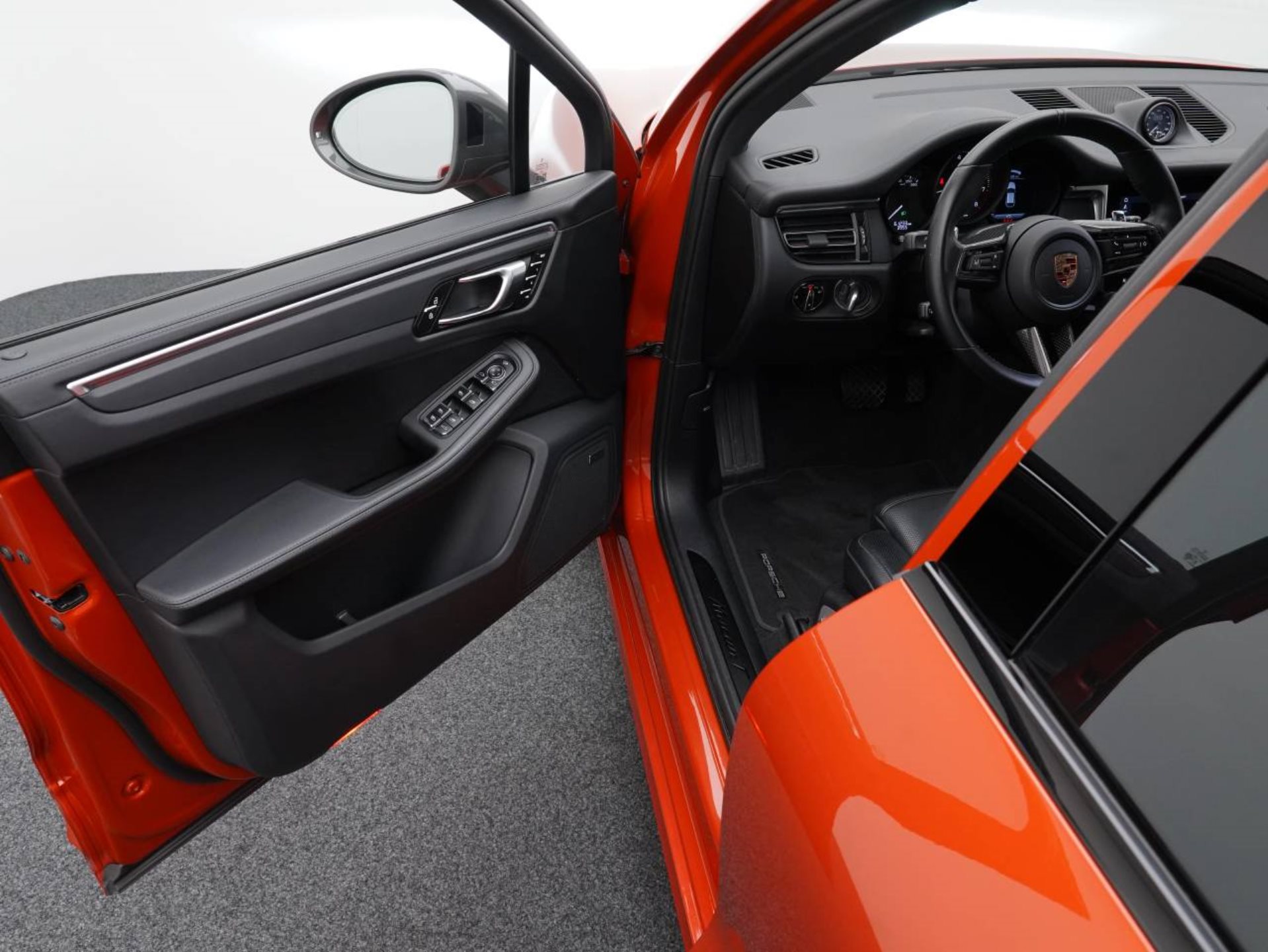 PORSCHE Macan T-showroom-element-3