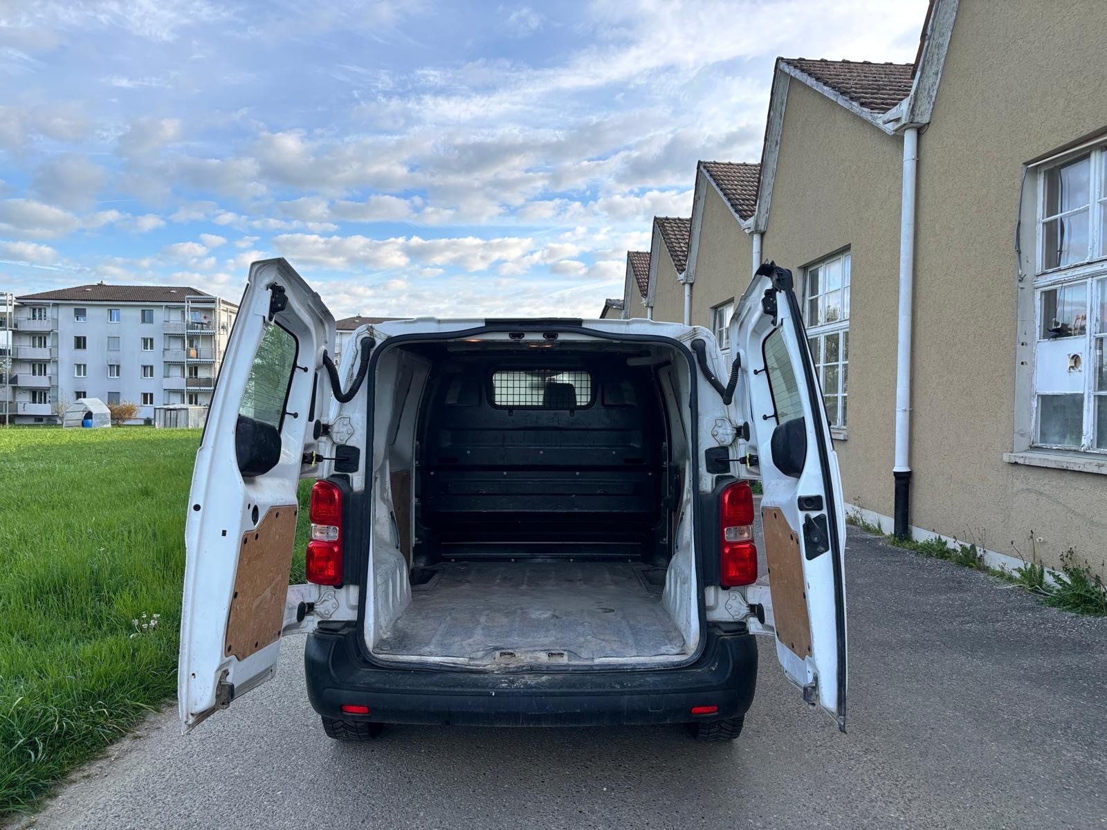 CITROEN Jumpy 1.6 BlueHDi 95 XS Attraction-image-11