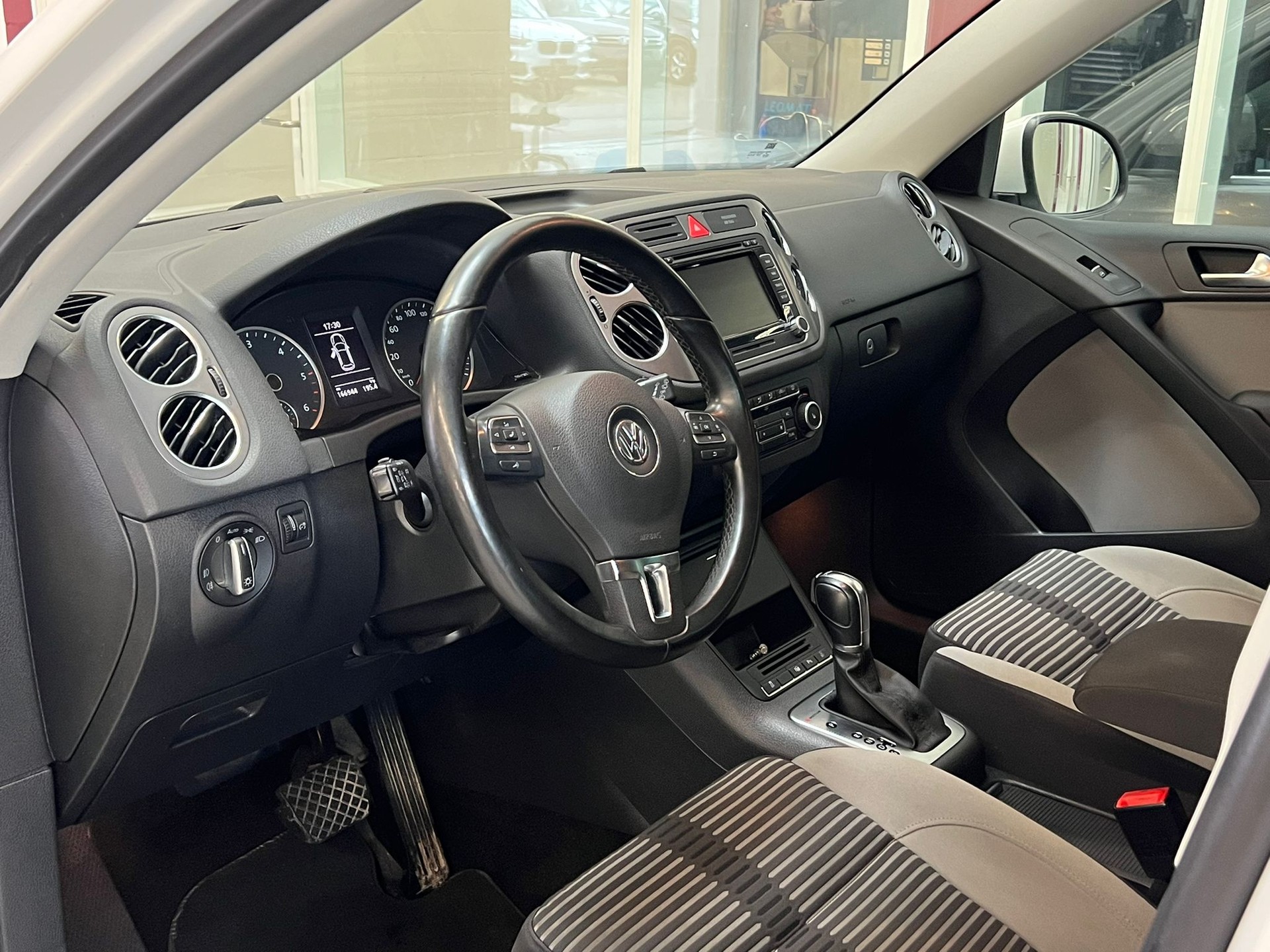VW Tiguan 2.0 TDI Sport&Style DSG-image-11