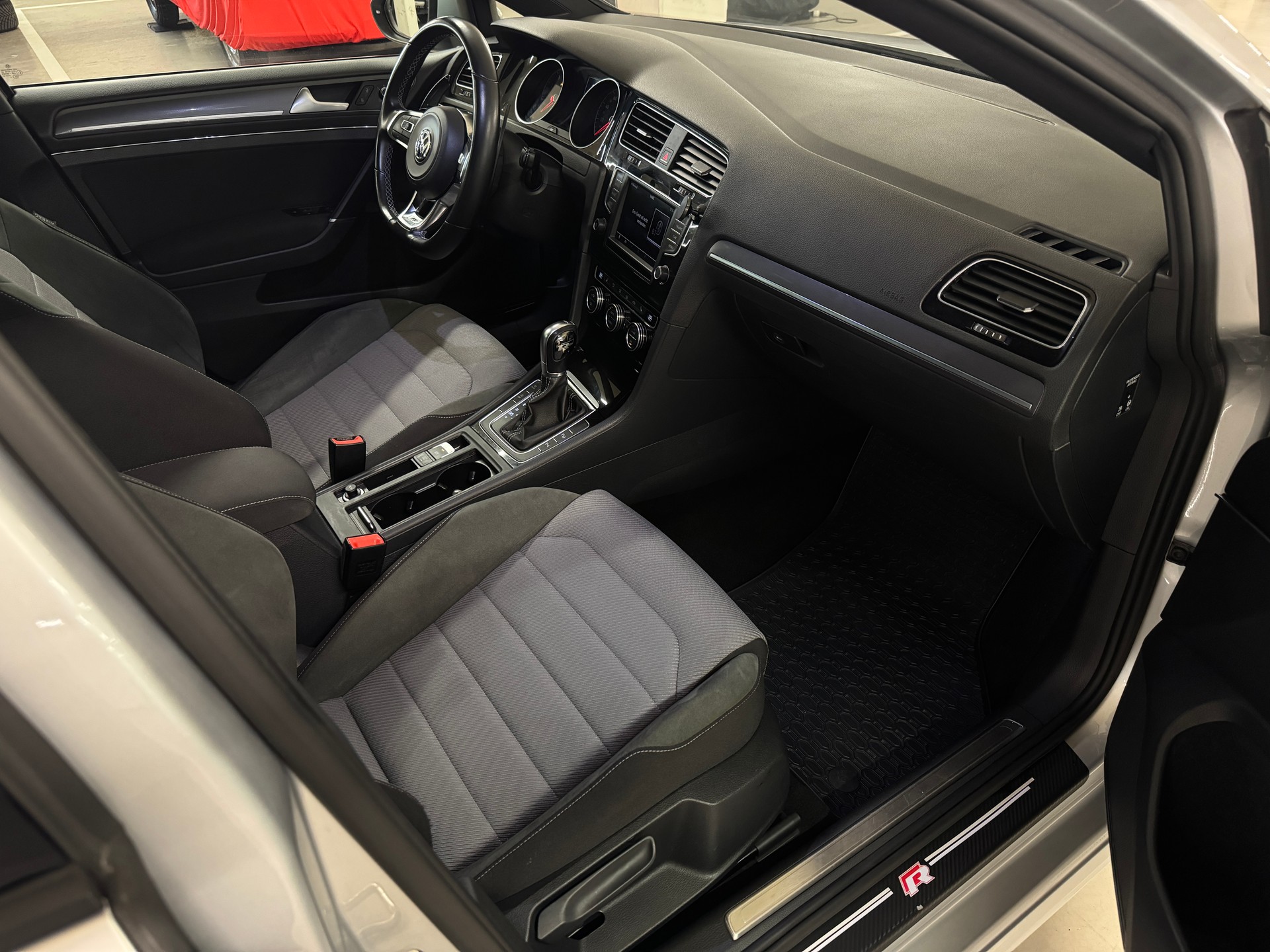 VW Golf 1.4 TSI Lounge R-Line DSG I Frisch ab MFK 02.26 I Frisch ab Service I 8-fach bereift I CH-Fhrz. I Garantie möglich I-image-8