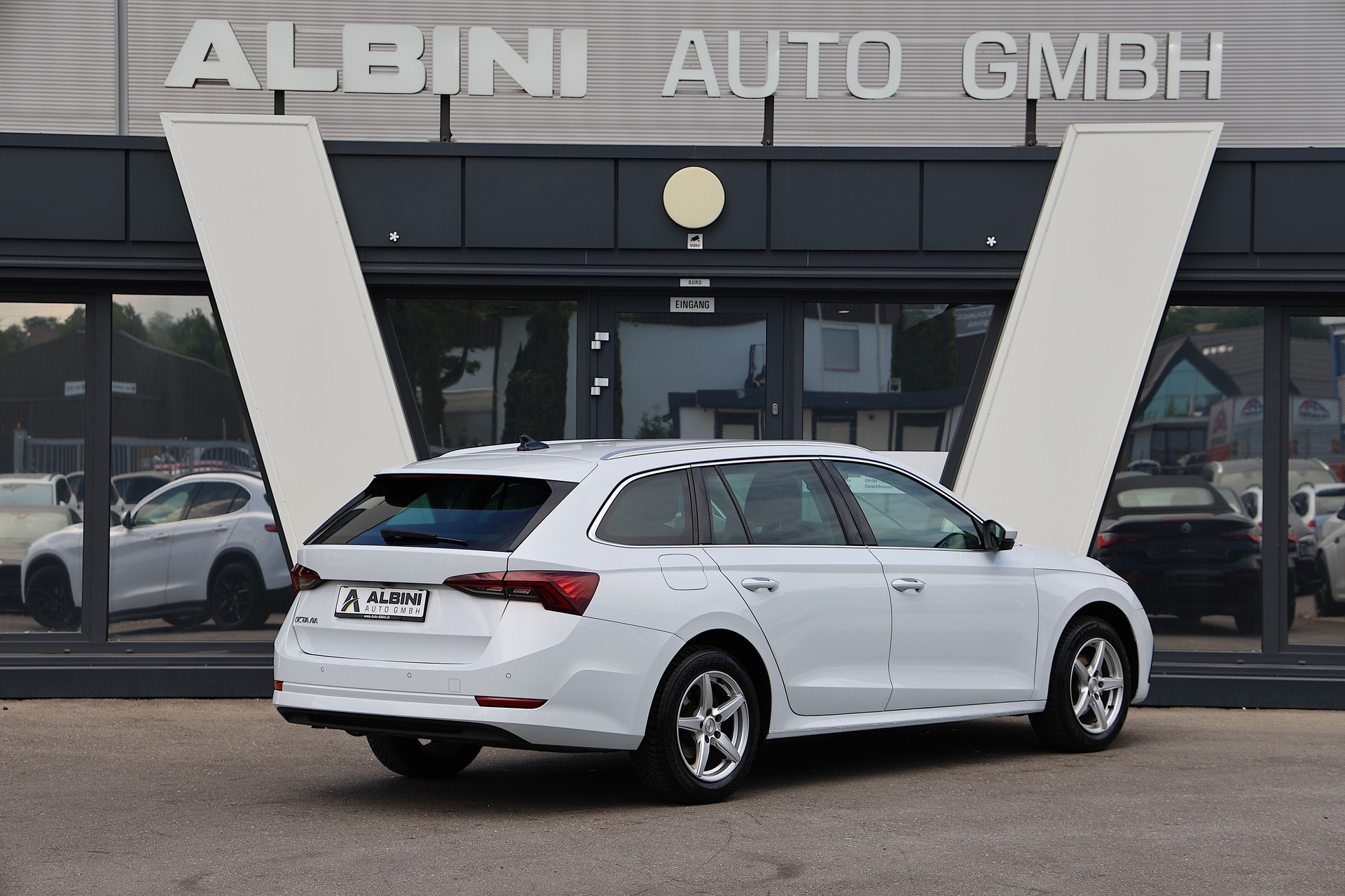 SKODA Octavia Combi 2.0 TDI DSG Style-image-2