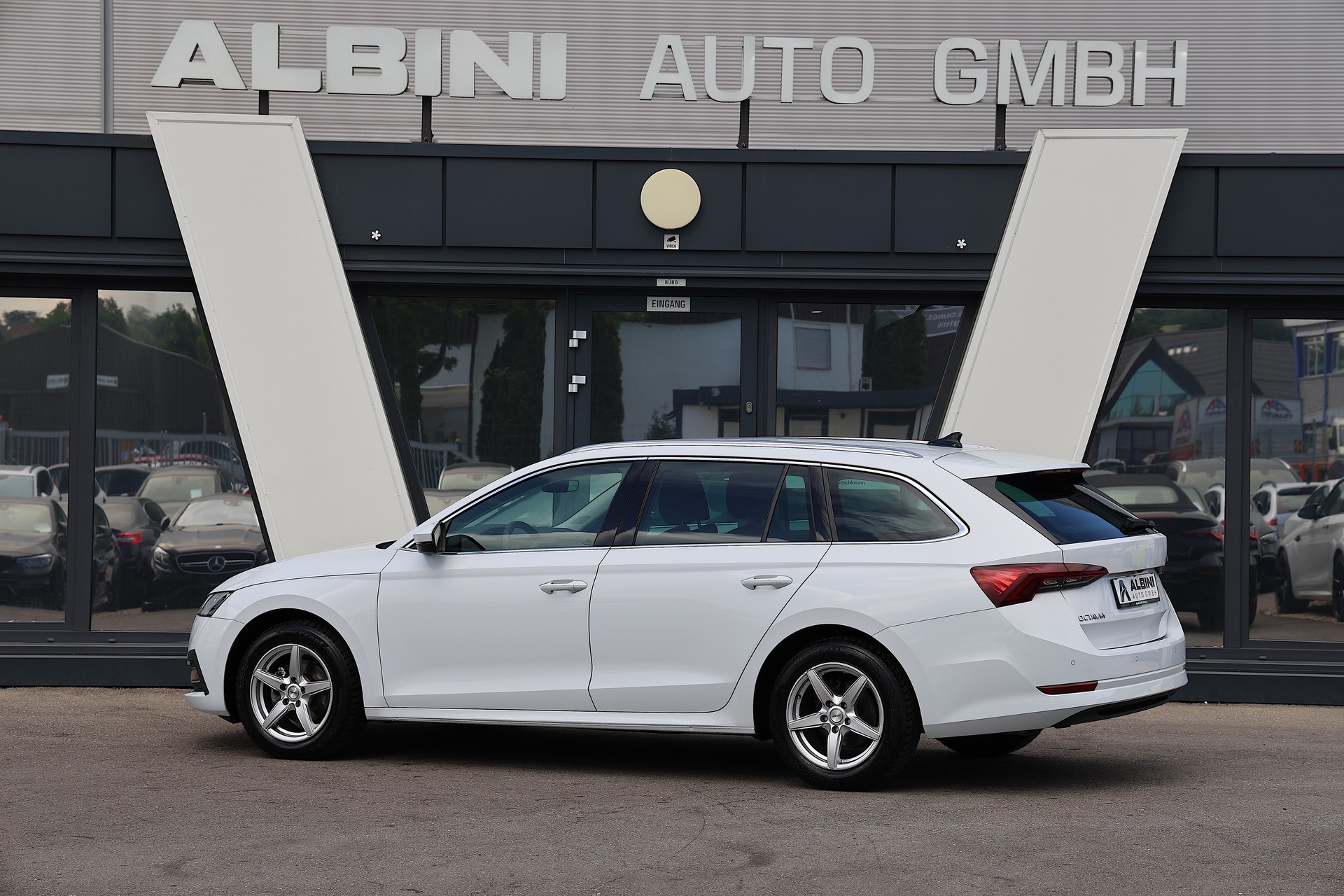 SKODA Octavia Combi 2.0 TDI DSG Style-image-3