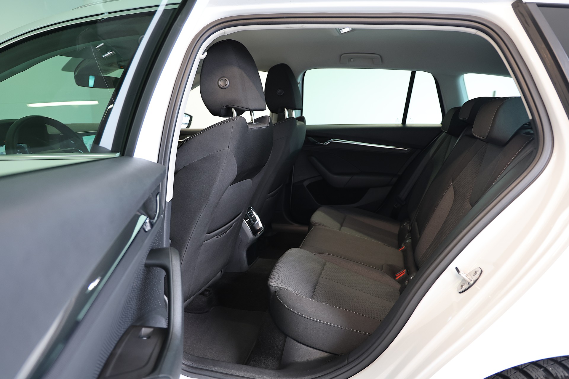 SKODA Octavia Combi 2.0 TDI DSG Style-image-14