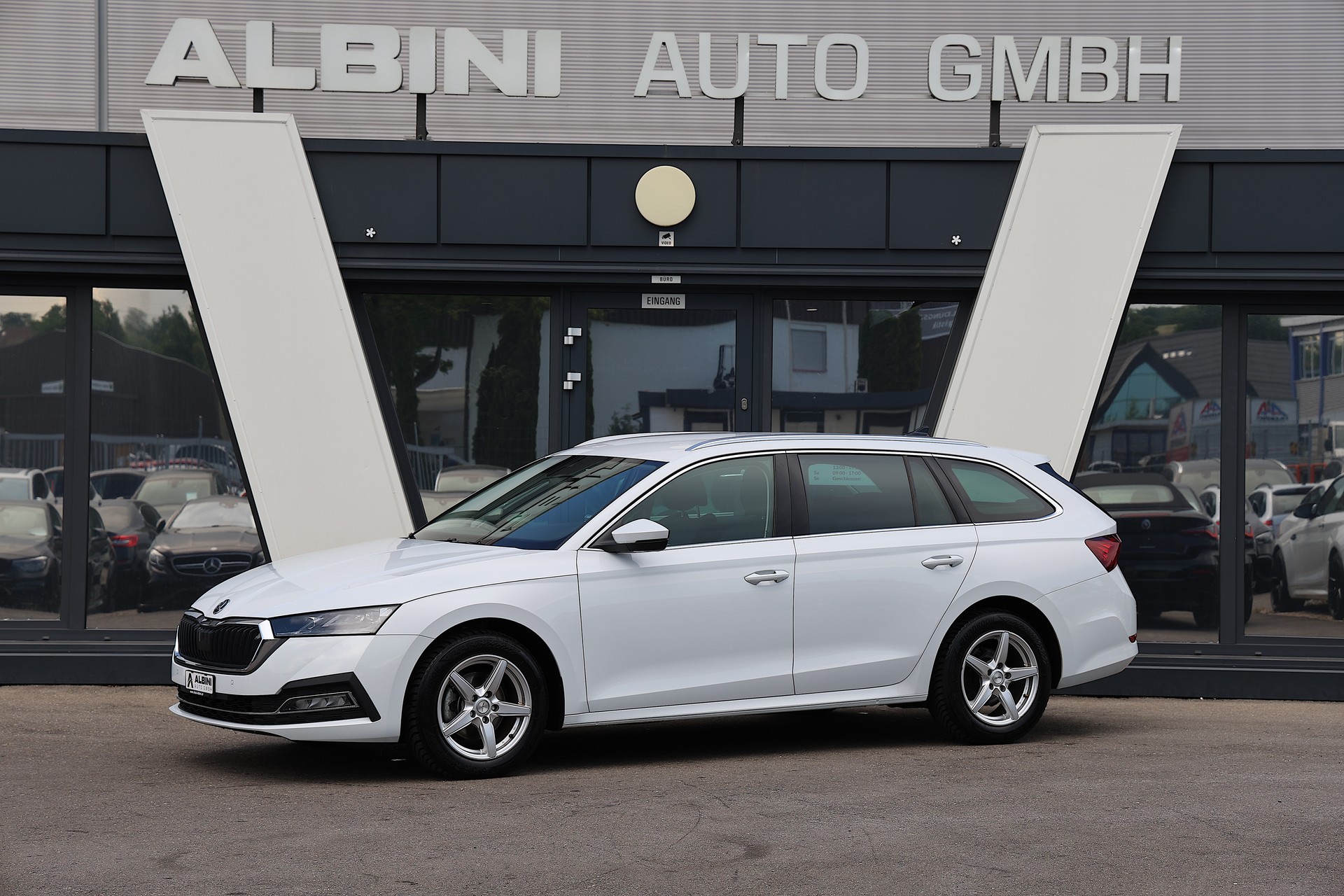 SKODA Octavia Combi 2.0 TDI DSG Style-image-0