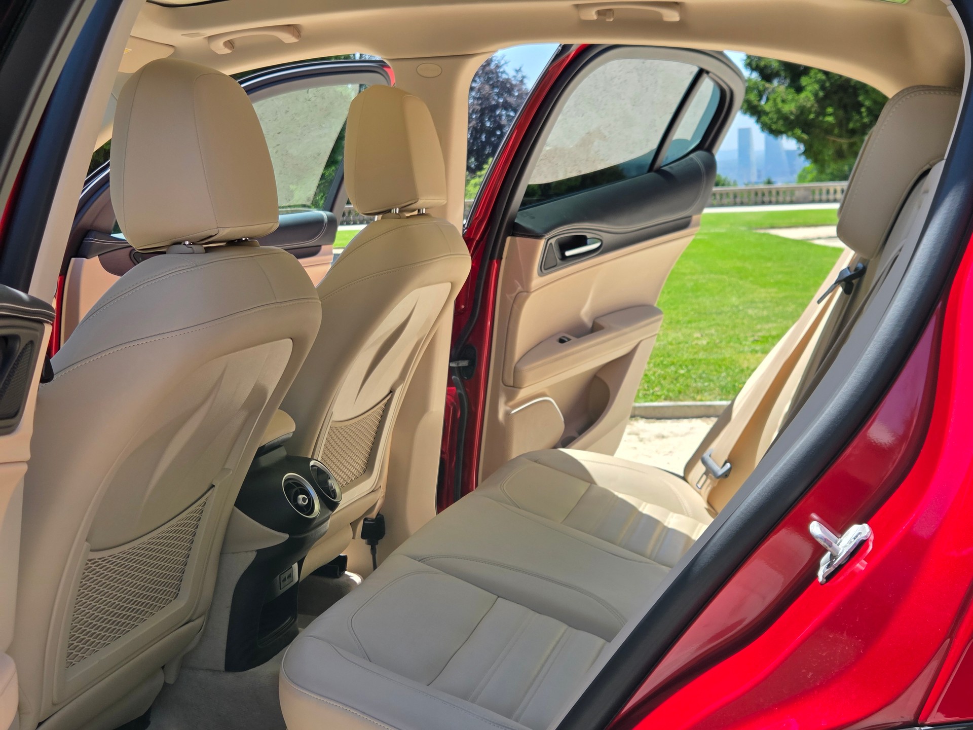 ALFA ROMEO STELVIO 2.0 Q4 VILLA D'ESTE LIMITIERTE SONDERSERIE IN ROSSO ETNA-image-9