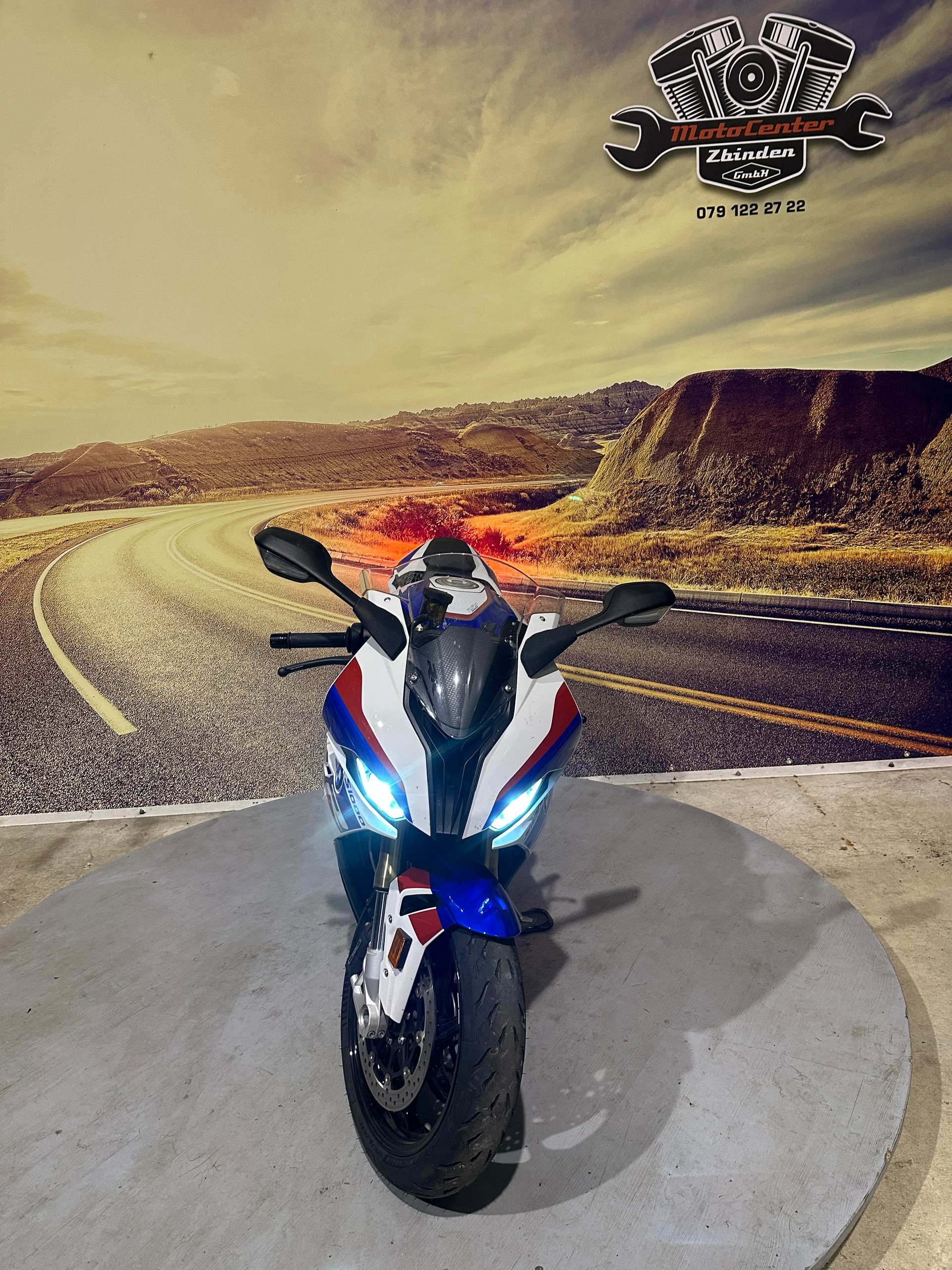 BMW S 1000 RR mit Carbonräder-showroom-element-2