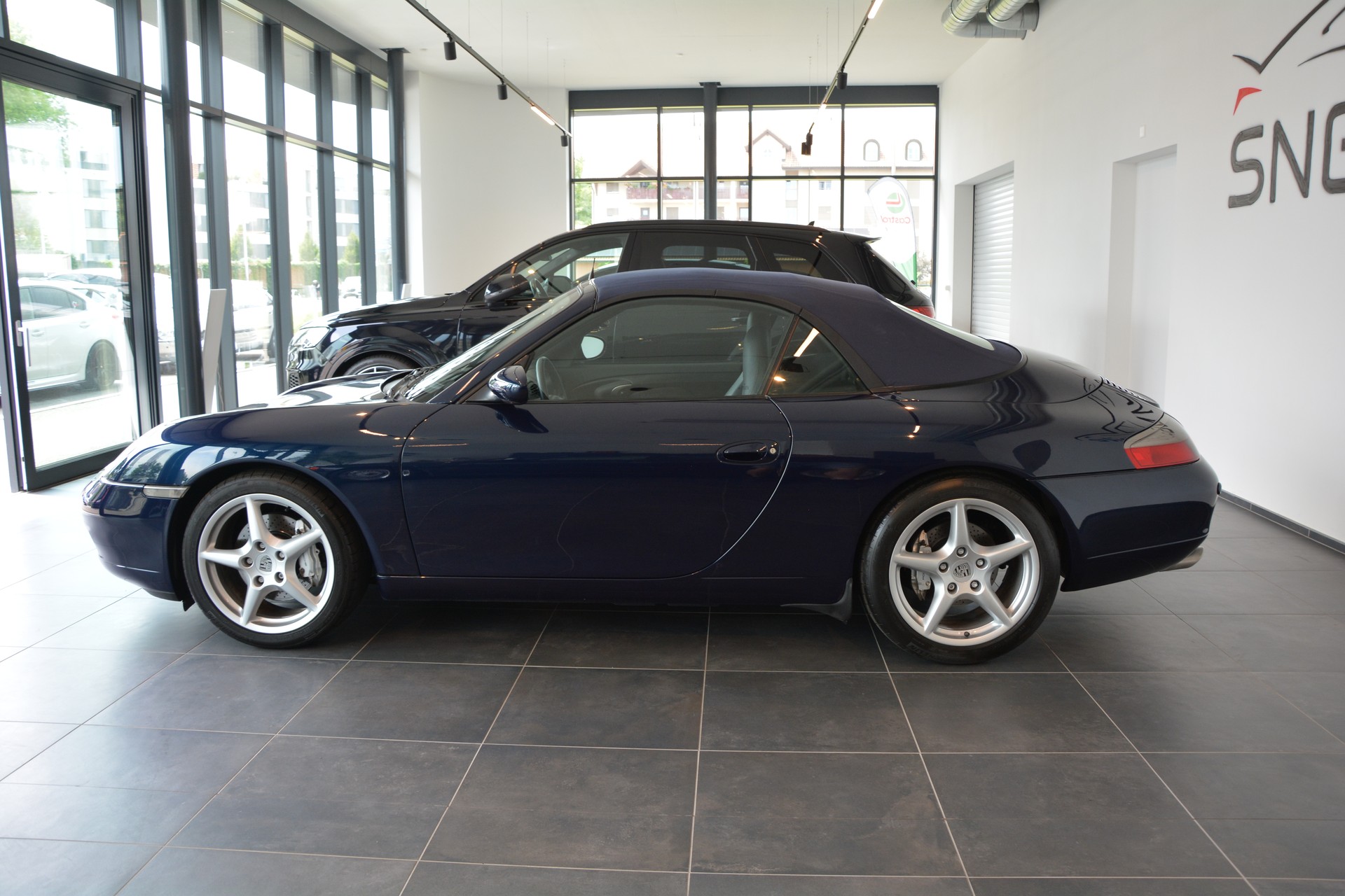PORSCHE 911 Carrera 4 Cabrio-image-13