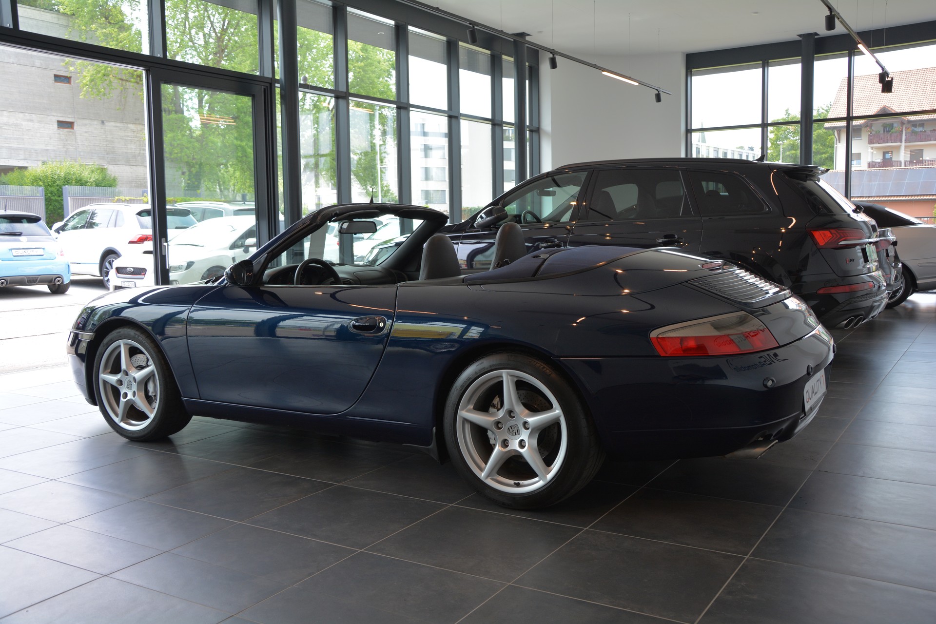 PORSCHE 911 Carrera 4 Cabrio-showroom-element-3