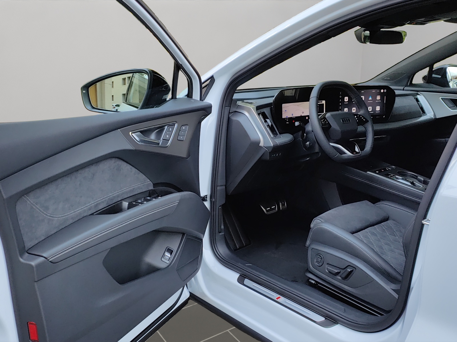 AUDI Q4 e-tron SUV quattro performance Swiss Ski-image-7