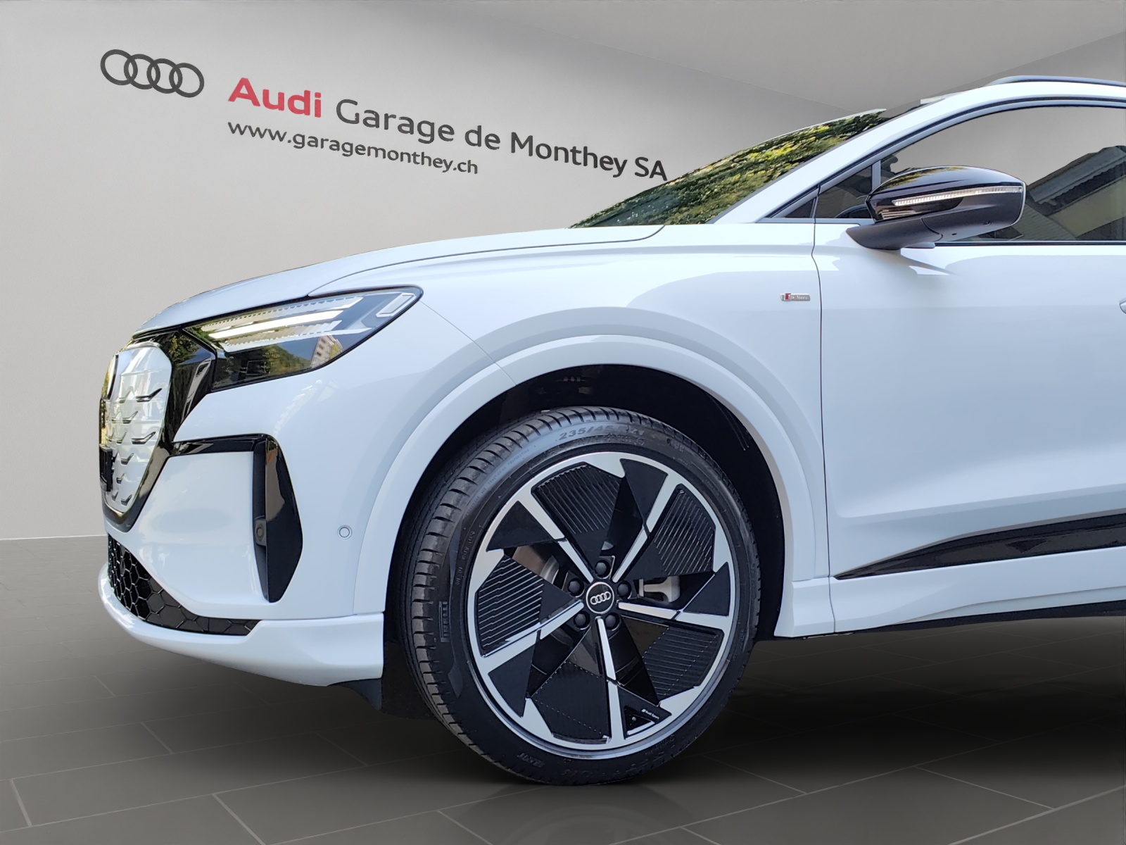 AUDI Q4 e-tron SUV quattro performance Swiss Ski-image-6