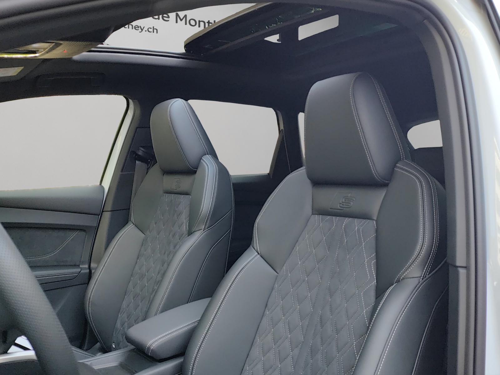 AUDI Q4 e-tron SUV quattro performance Swiss Ski-image-9