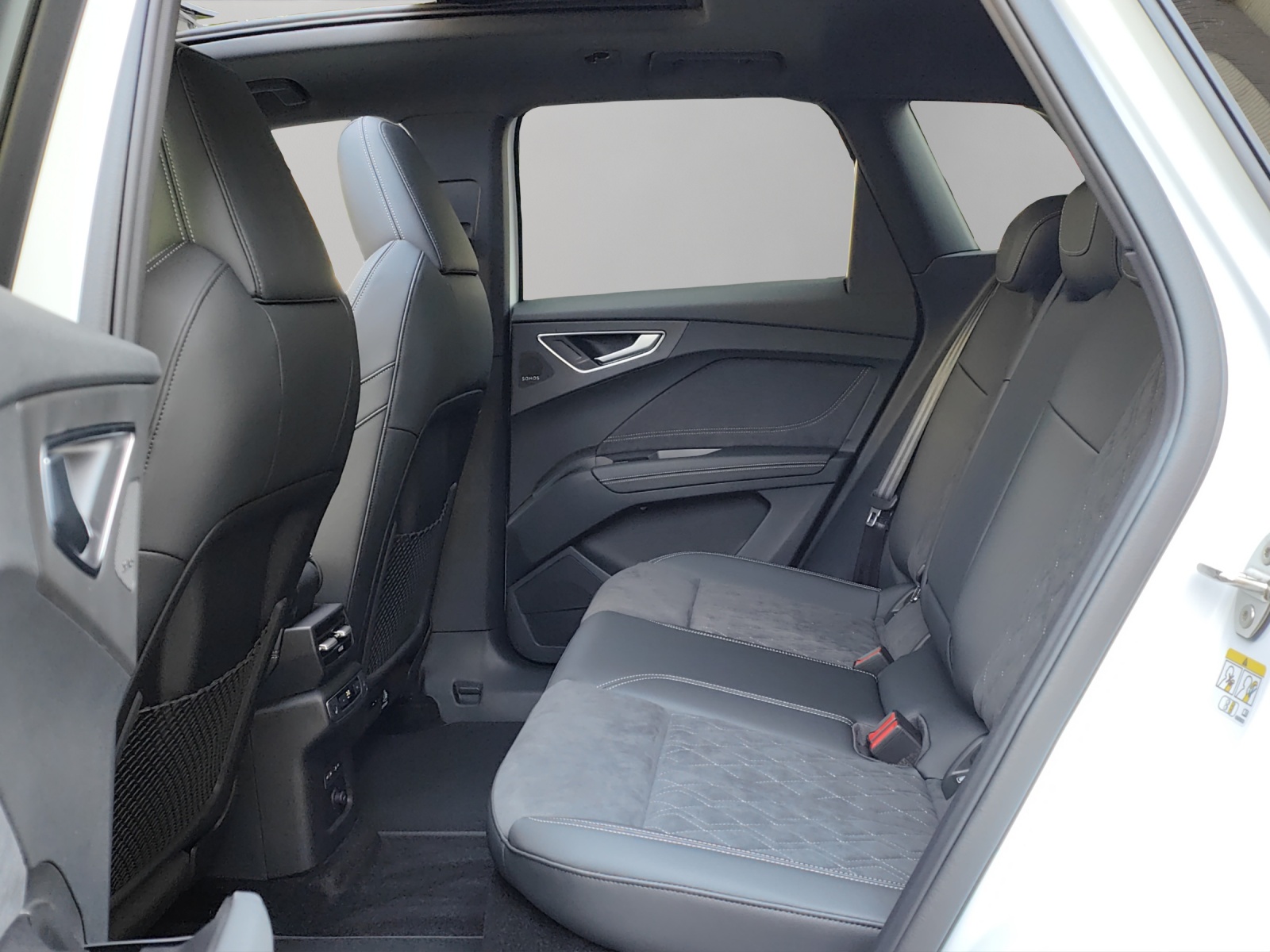 AUDI Q4 e-tron SUV quattro performance Swiss Ski-image-13